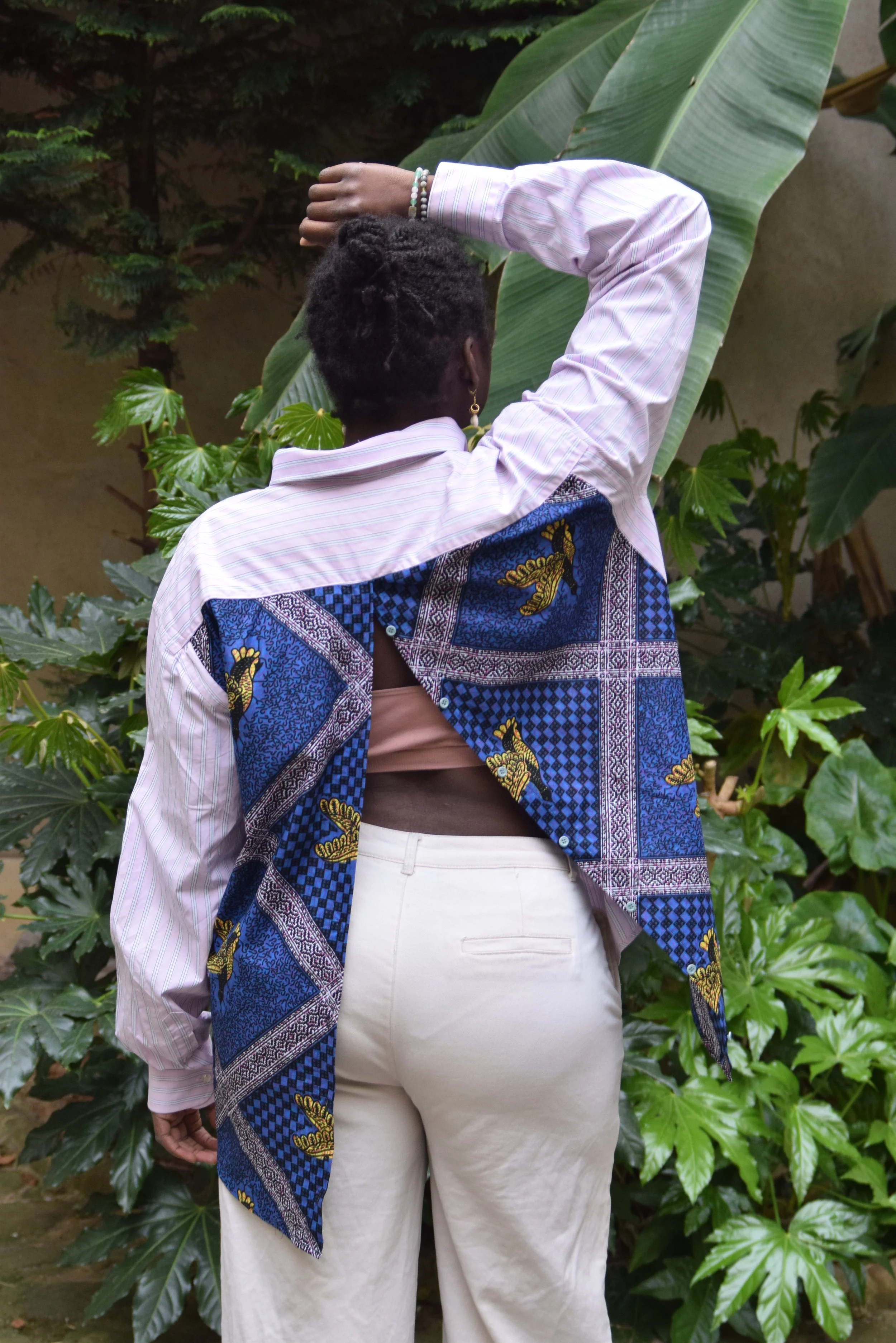 Chemise de seconde main customisée avec du wax en coton et une boutonnière dans le dos, pantalon de seconde main et chaussure neuves.