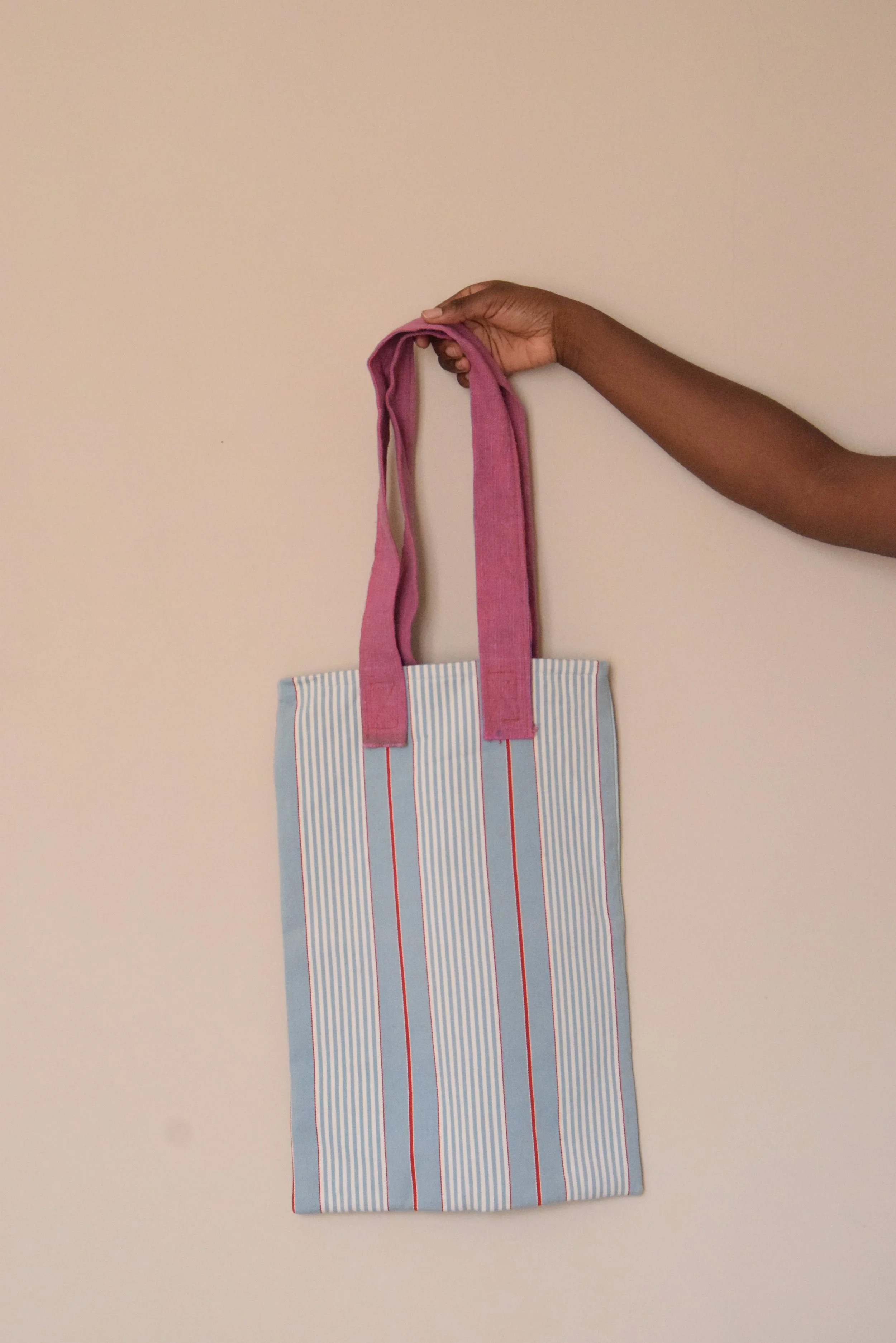 Sac cousus à partir de tissus qui appartenaient à des tapissières à la retraite.