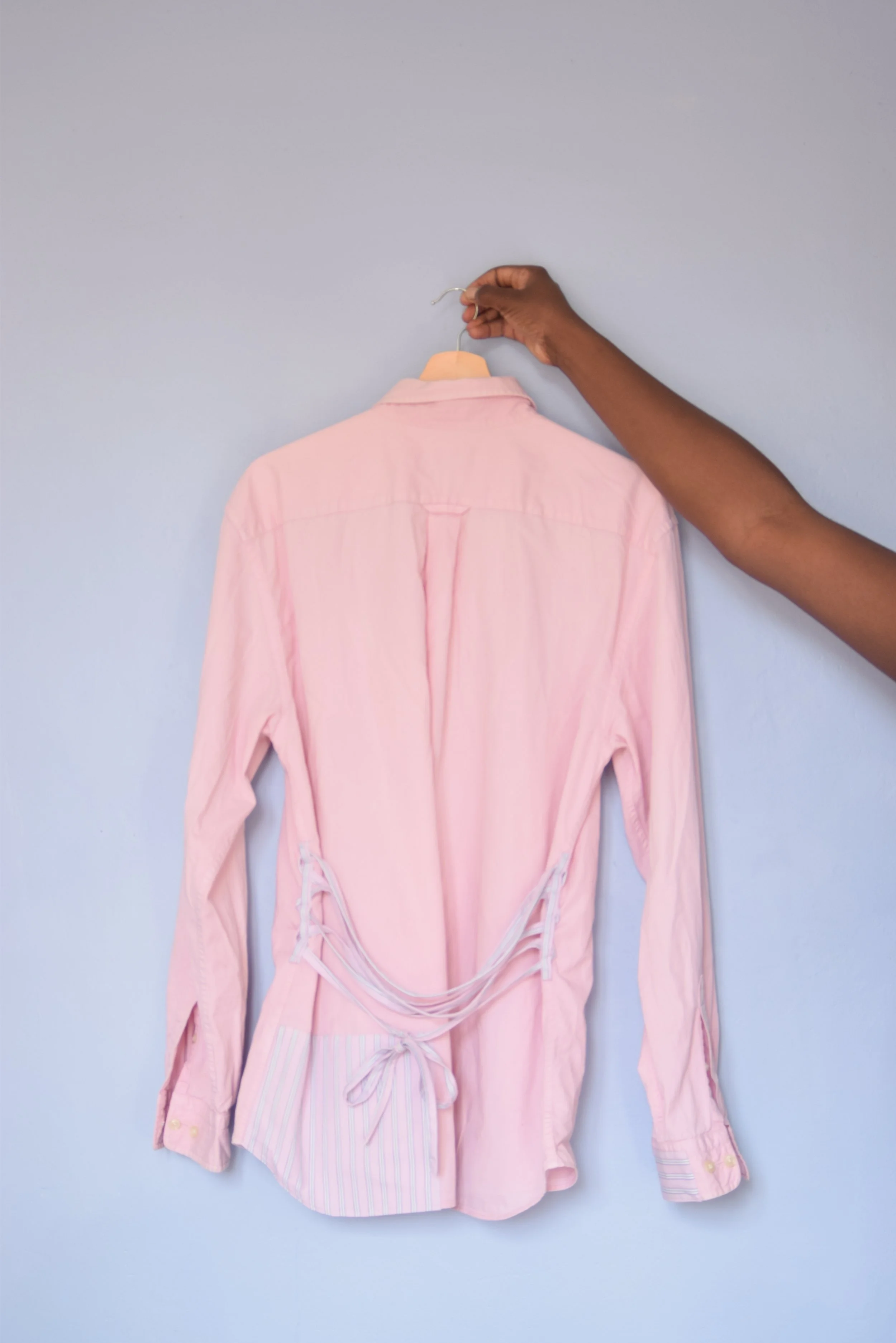 Chemise de seconde main effet corset customisé avec des morceaux d'une chemise usée.