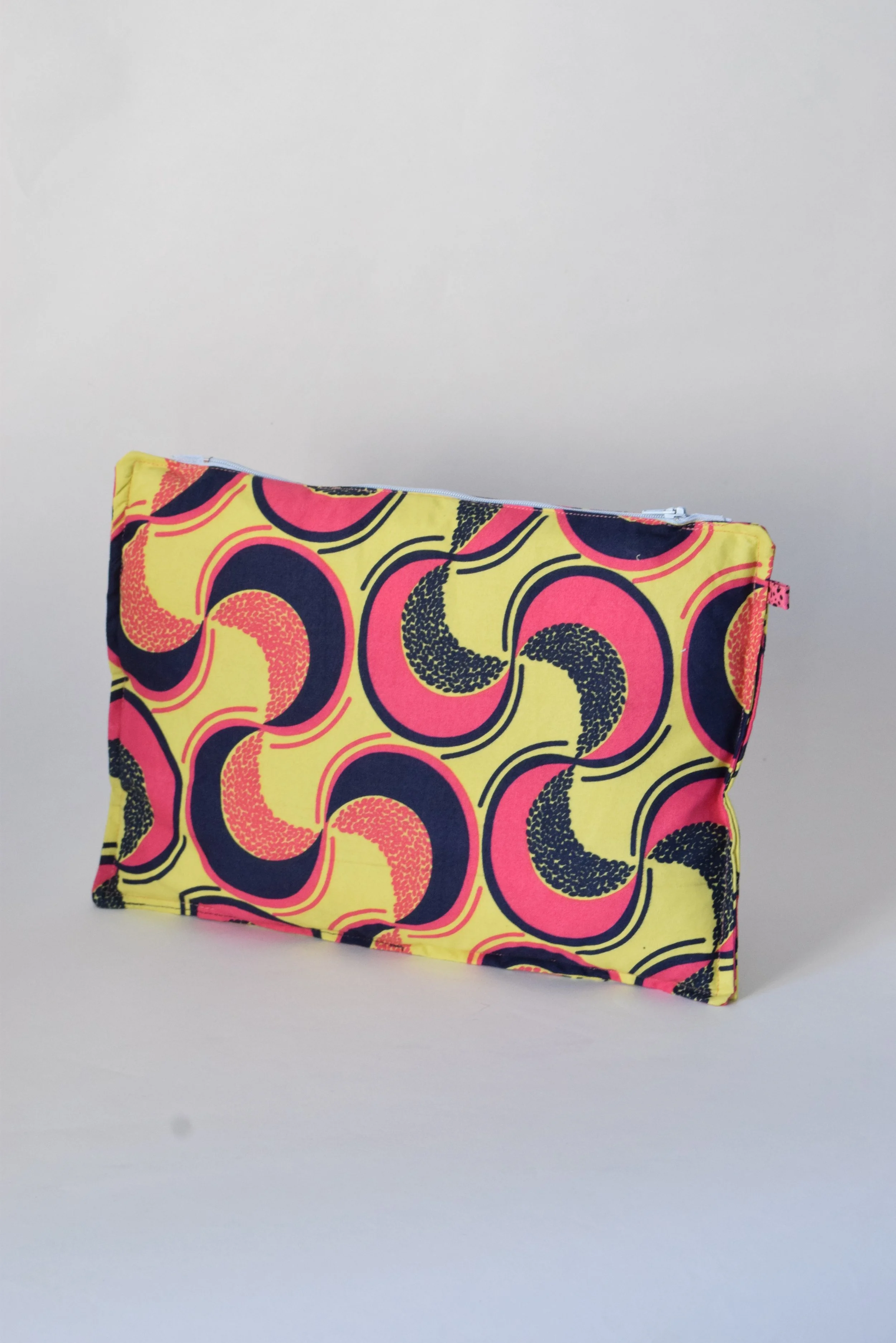 Trousse matelassée cousu à partir de chutes de tissus.