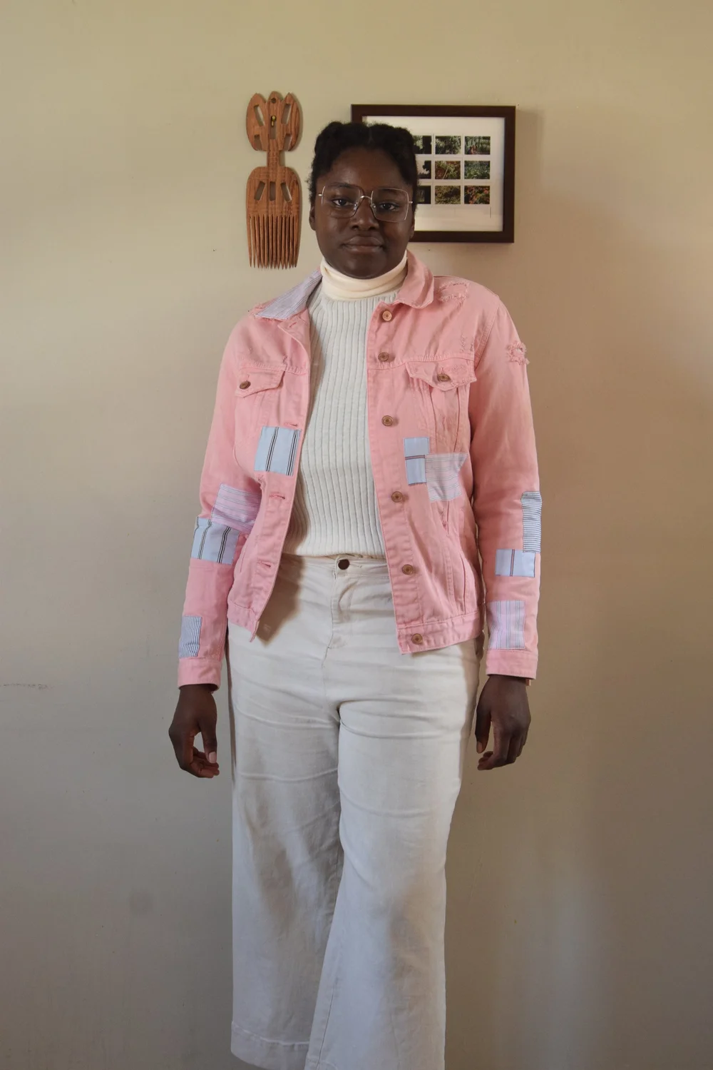 Veste en jean de seconde main customisée avec des chutes de tissus et de vêtements, pantalon de seconde main et pull acheté neuf.