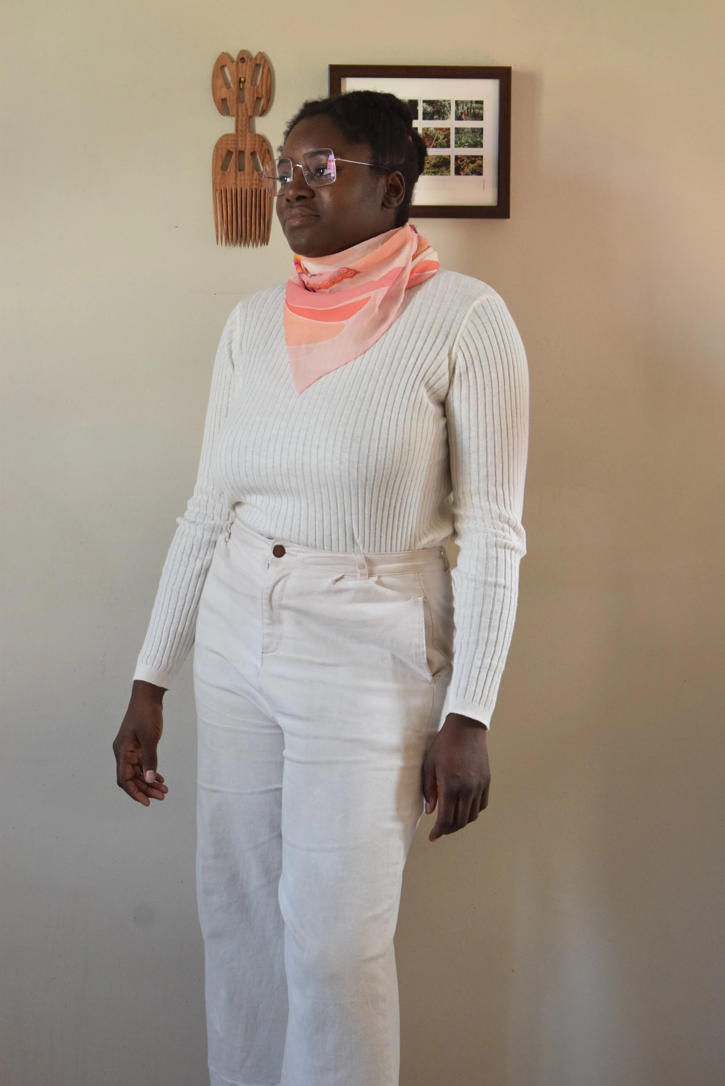 Foulard vintage Hanae Mori et pantalon de seconde main, pull acheté neuf.