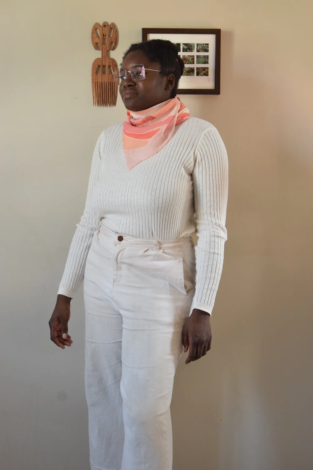 Foulard vintage Hanae Mori et pantalon de seconde main, pull acheté neuf.