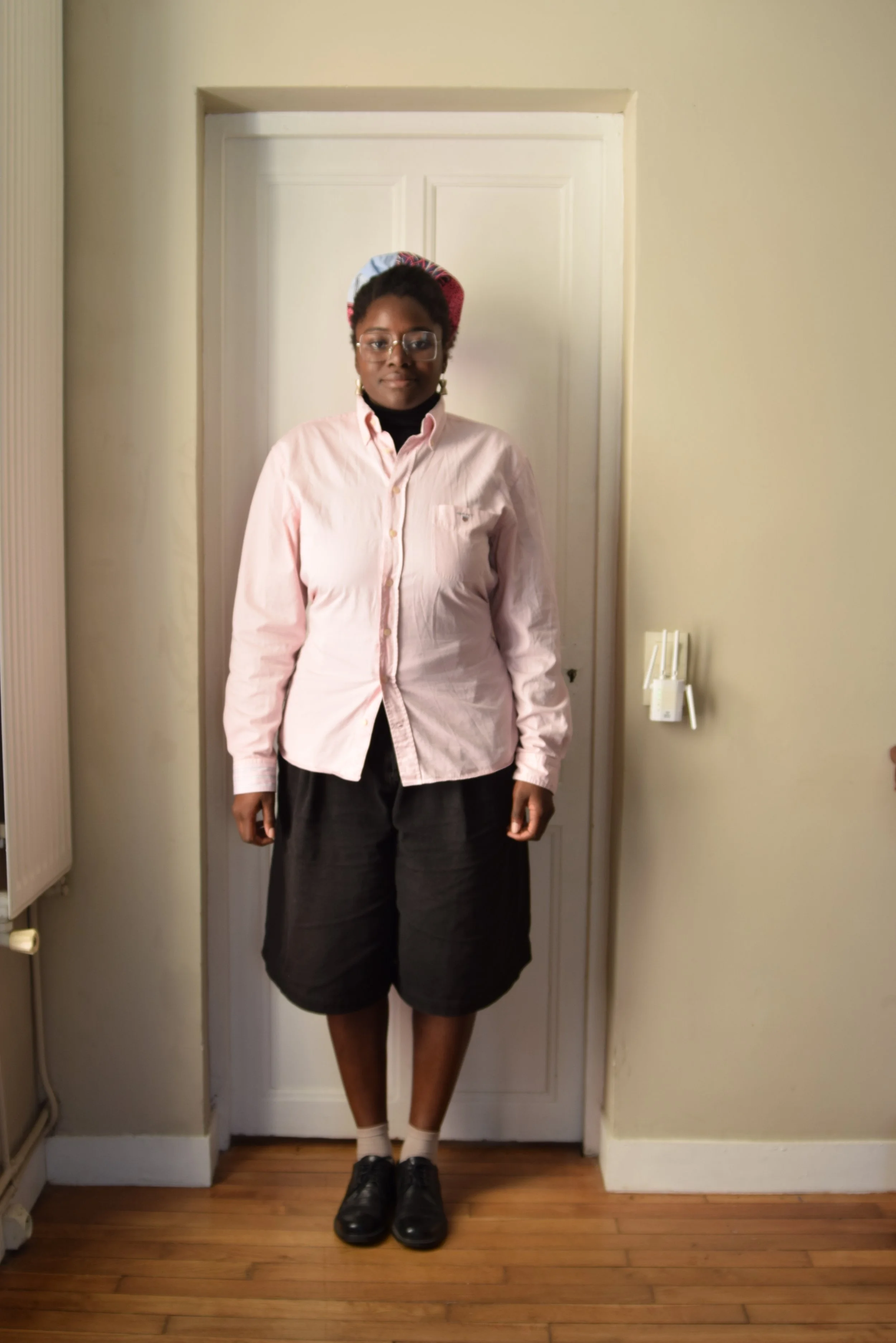 Chemise de seconde main effet corset customisé avec des morceaux d'une chemise usée, short et chaussure de seconde main et pull acheté neuf.