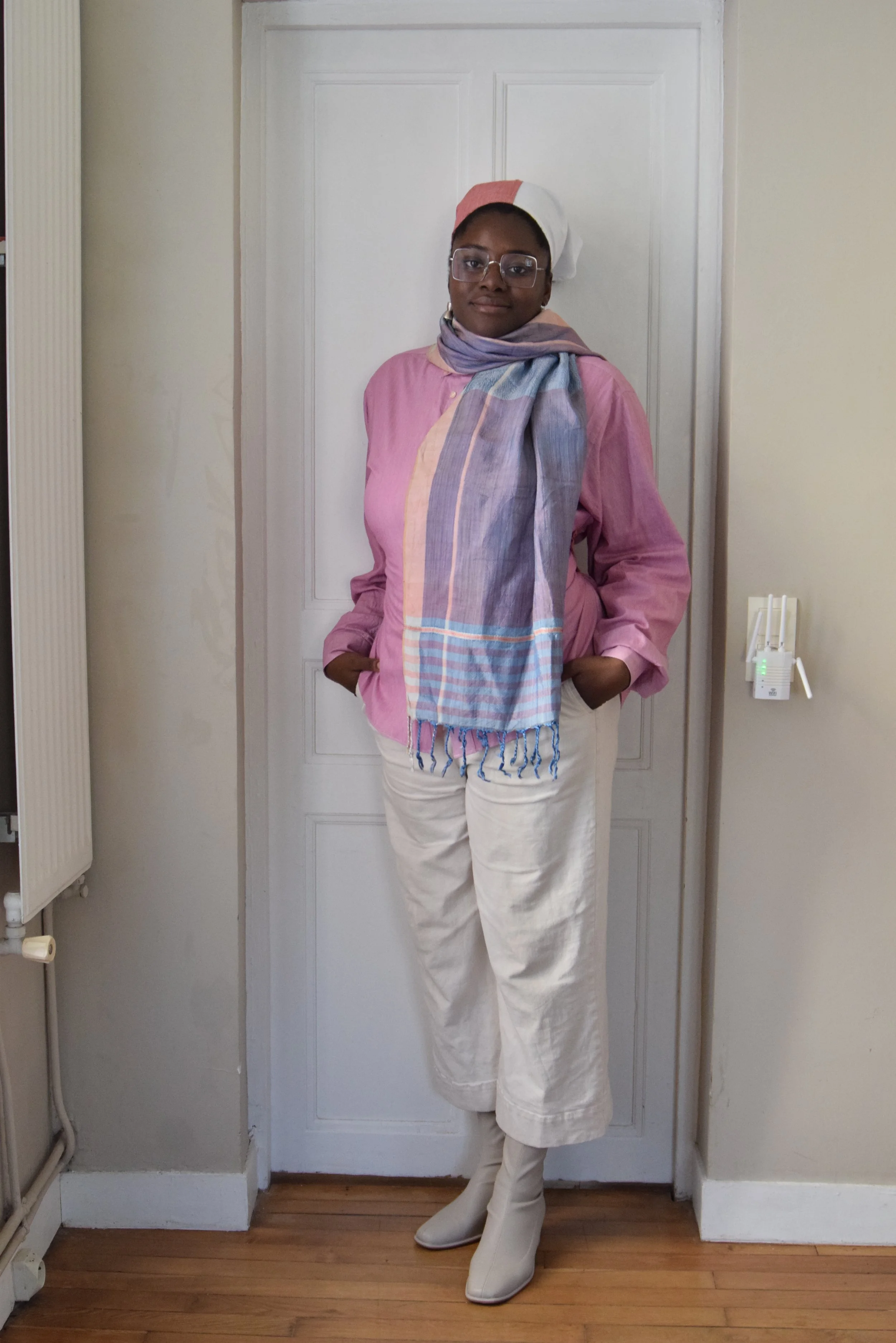 Écharpe, pantalon et chaussures de seconde main. Bandana et chemise effet corset upcyclés à partir de tissus et vêtements de seconde main.