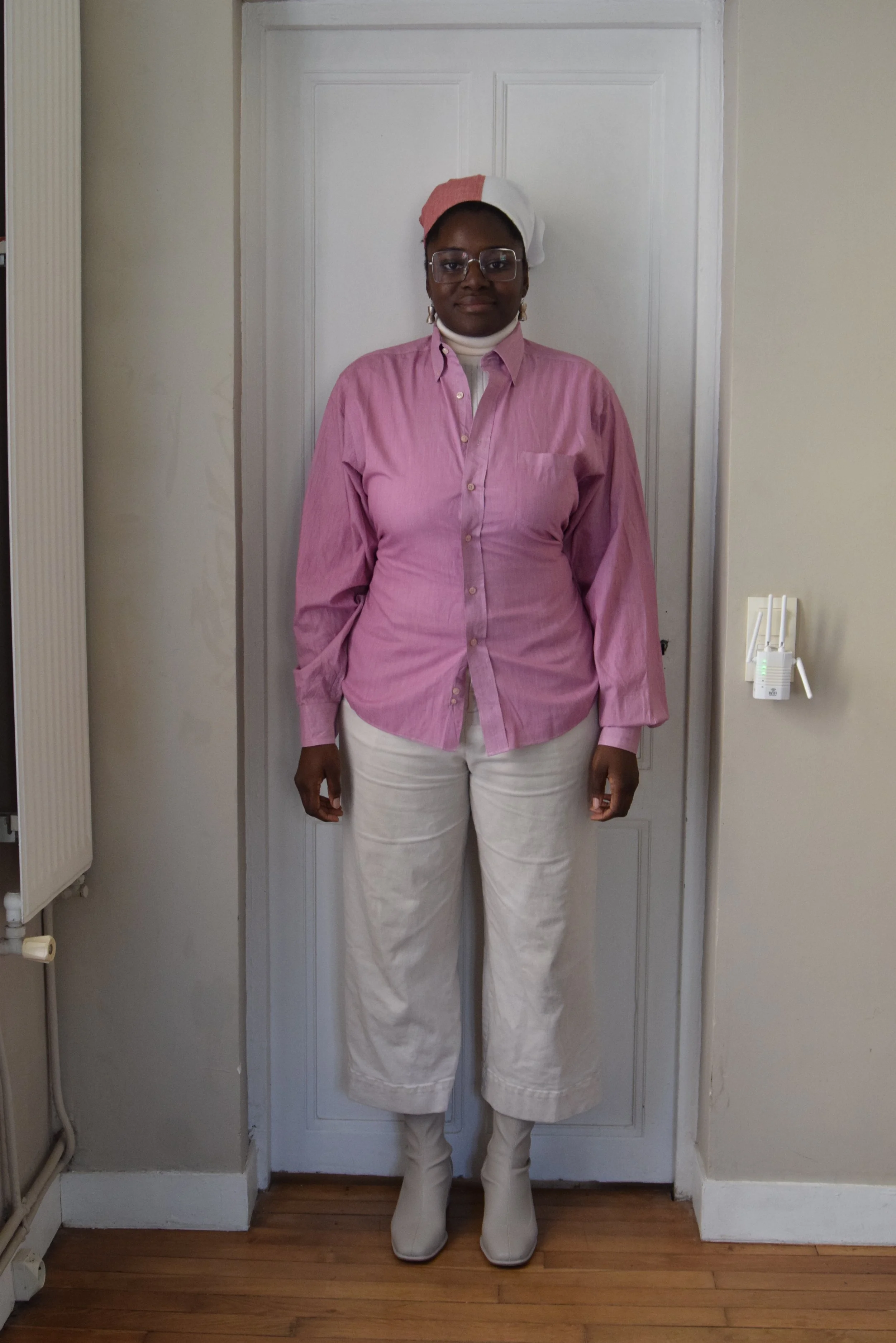 Pantalon et chaussures de seconde main. Bandana et chemise effet corset upcyclés à partir de tissus et vêtements de seconde main.