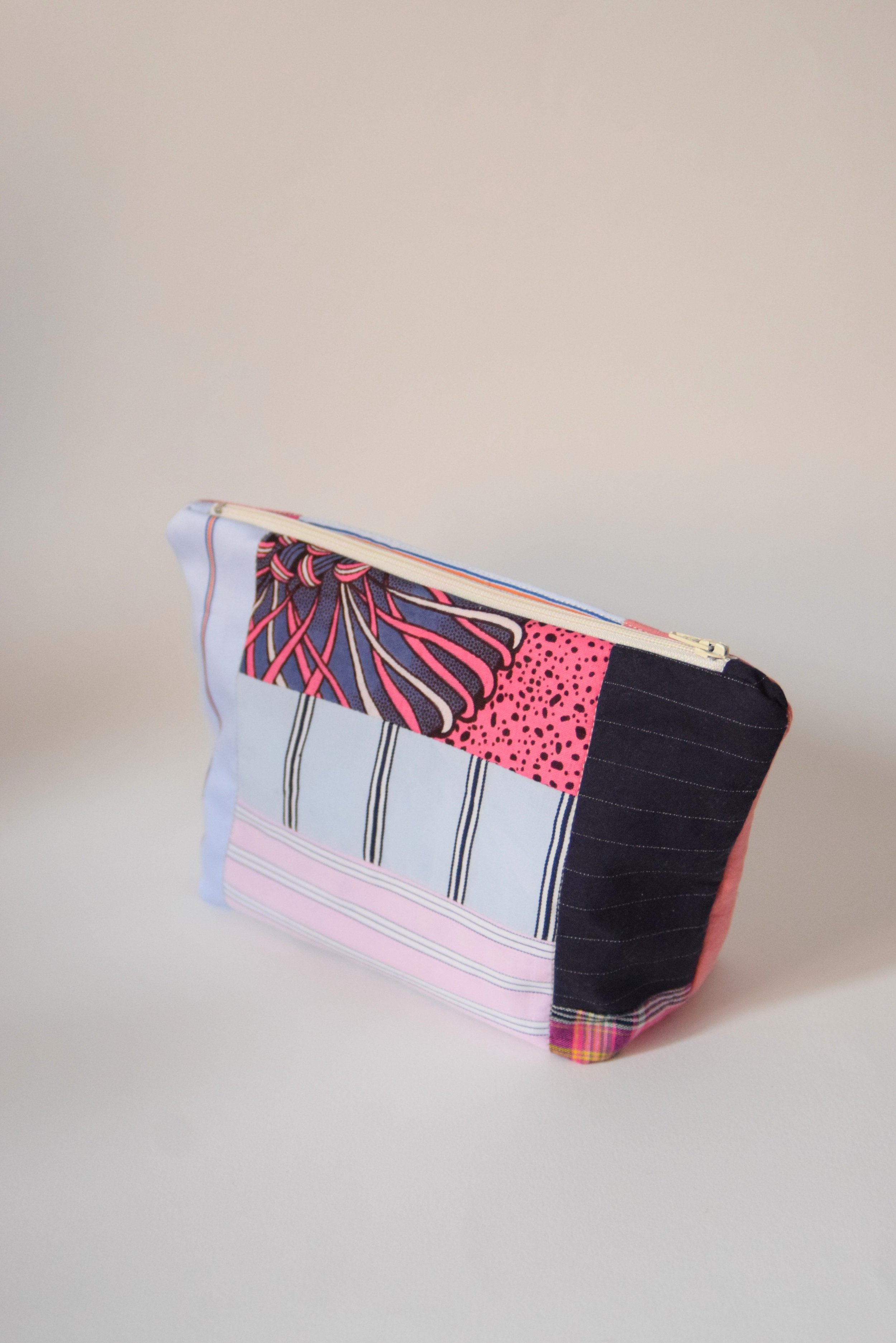 Trousse molletonnée en patchwork de chutes de tissus et morceaux de vêtements, environ 25x14x8cm.