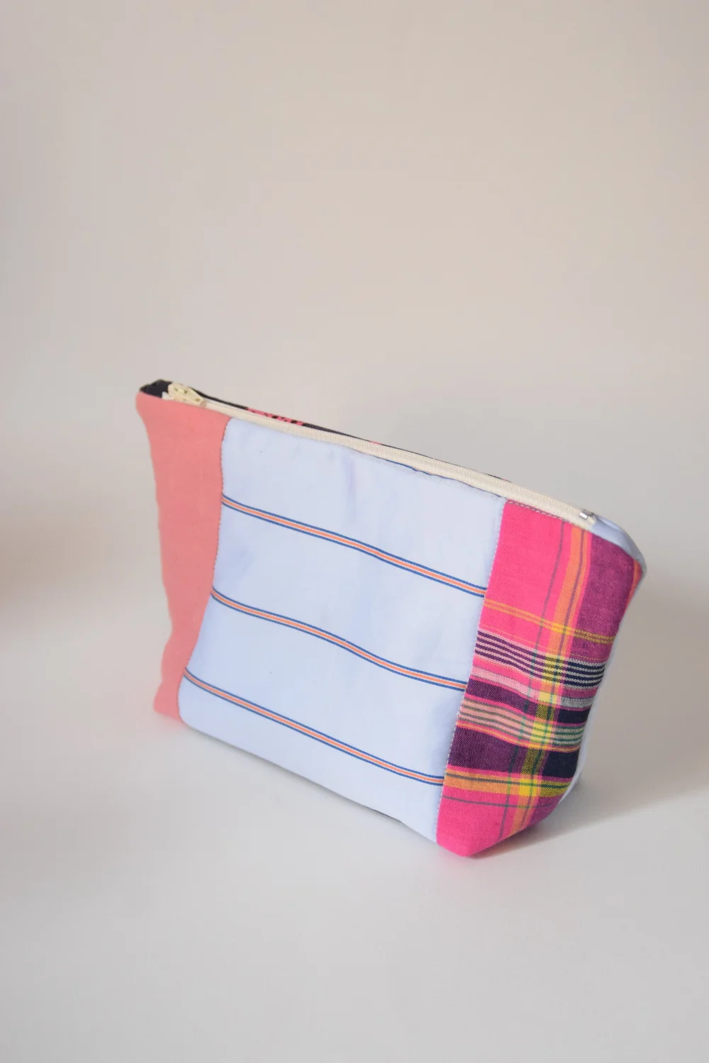 Trousse molletonnée en patchwork de chutes de tissus et morceaux de vêtements, environ 25x14x8cm.