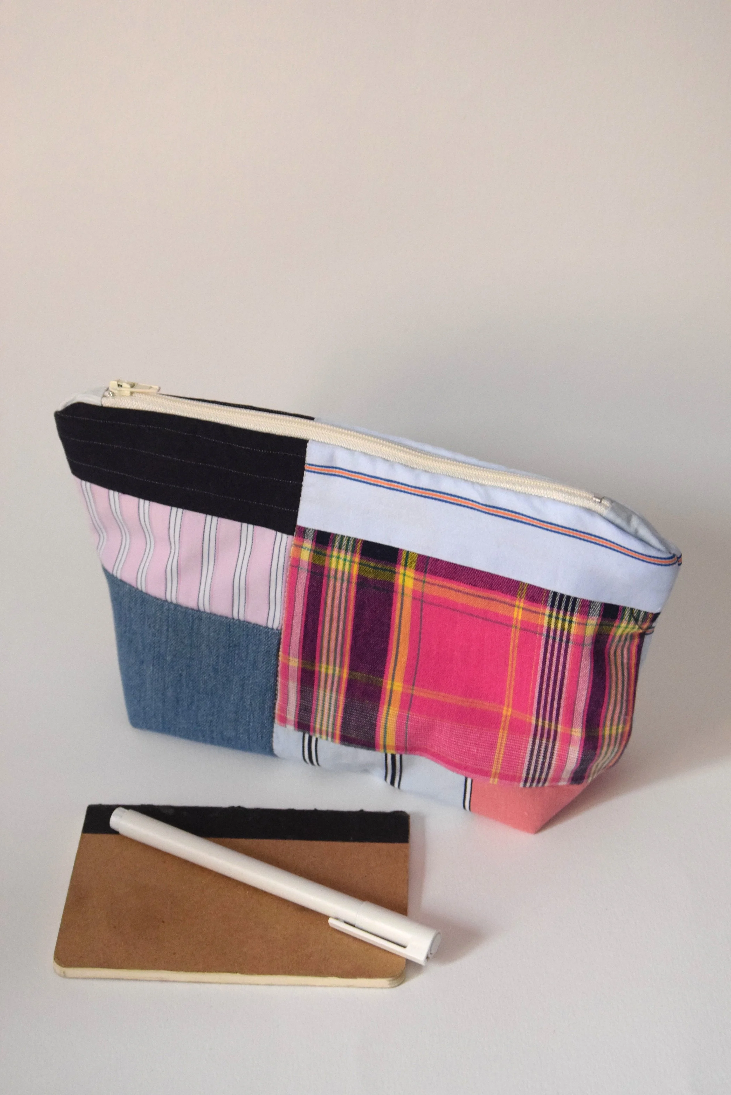 Trousse molletonnée en patchwork de chutes de tissus et morceaux de vêtements, environ 25x14x8cm.