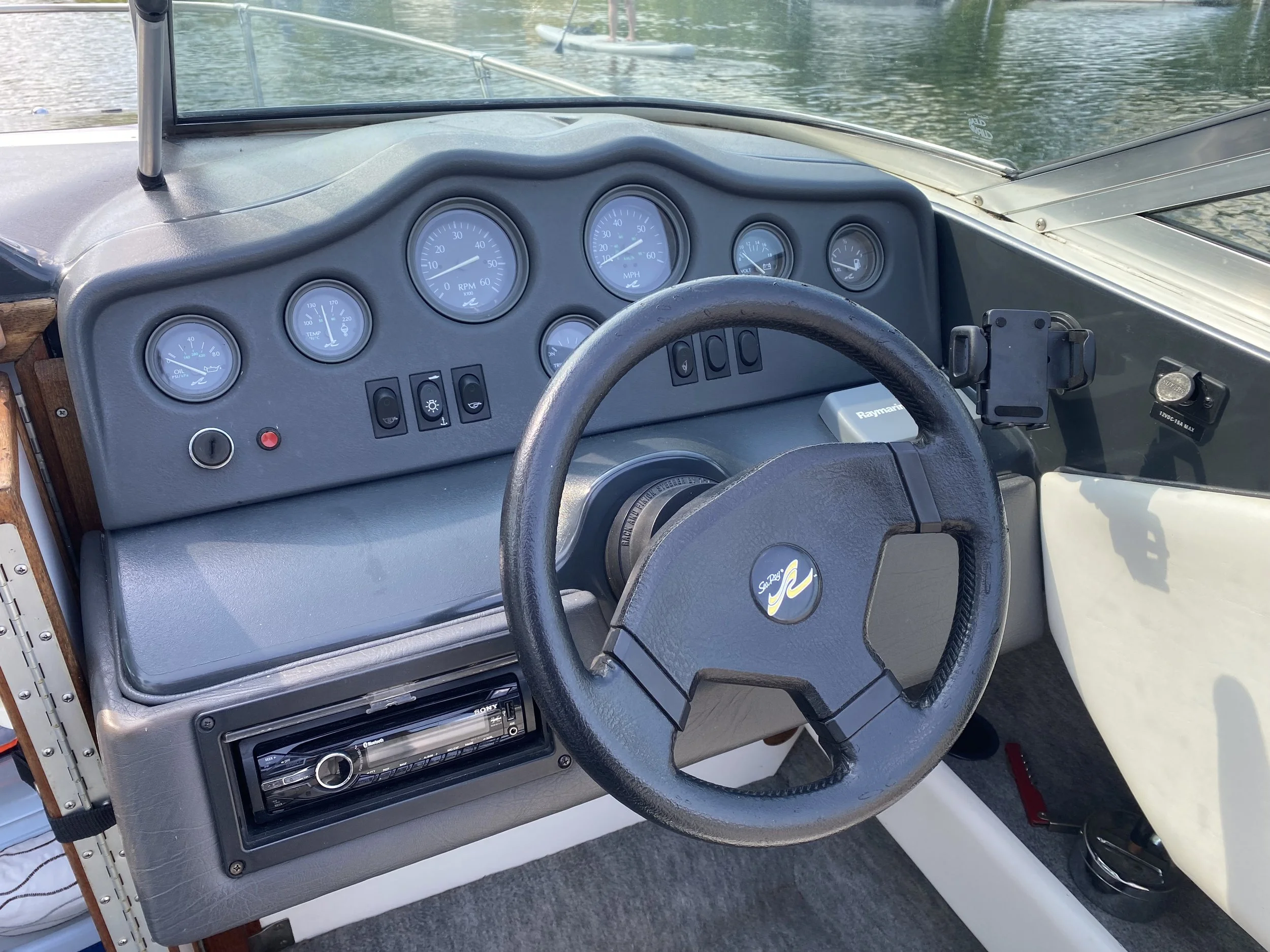 Mietboot Bielersee Nahaufnahme Cockpit.JPG