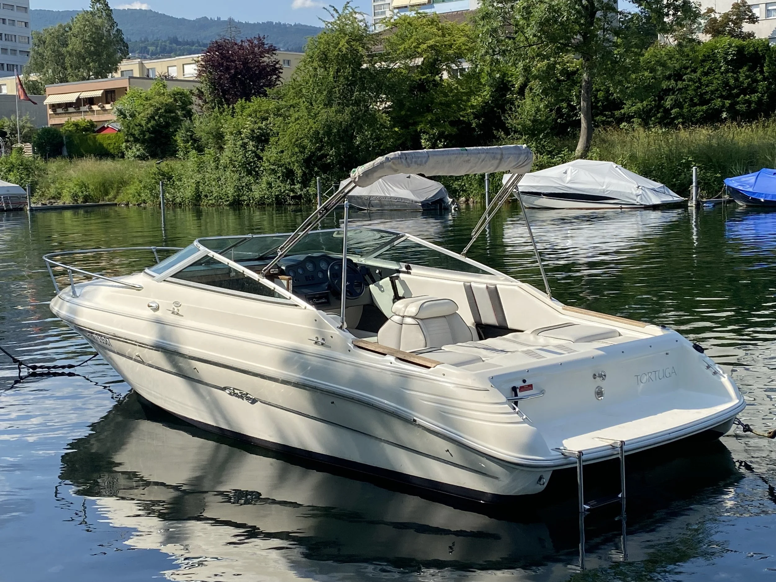 Rückansicht Mietboot auf dem Bielersee mit geschlossenem Sonnenverdeck.JPG