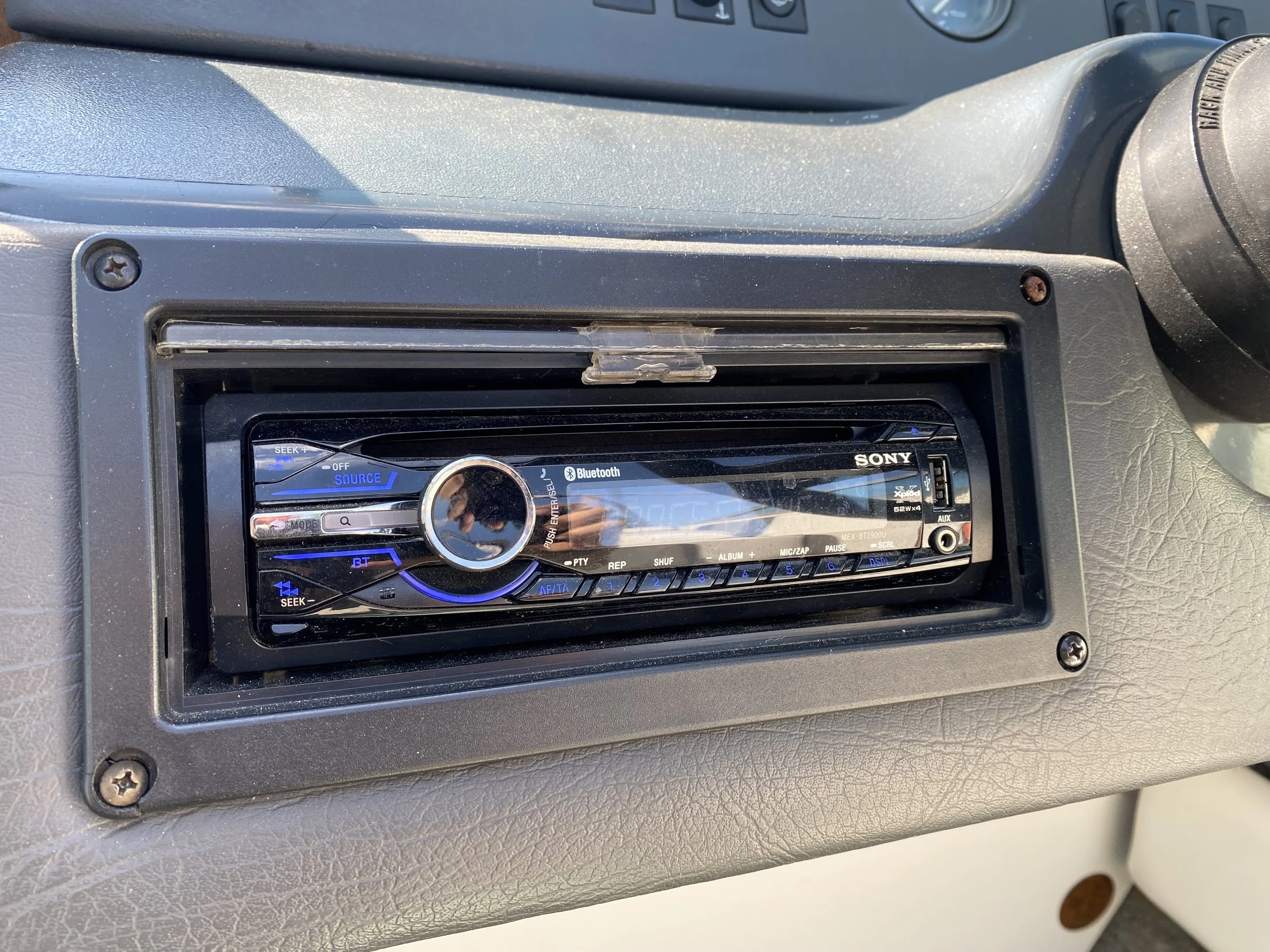 Mietboot Bielersee Nahaufnahme Entertainment.JPG