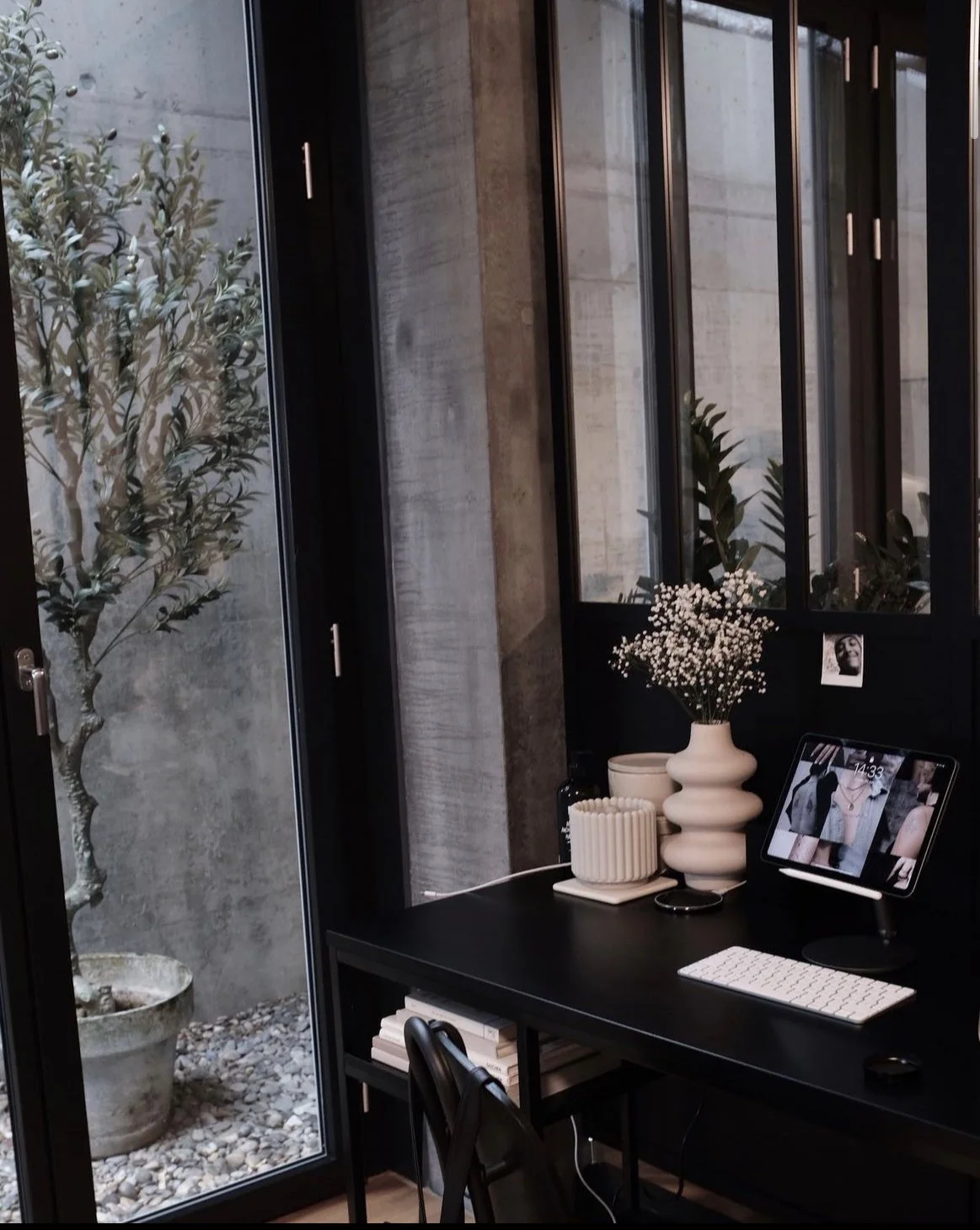 Tattoo Atelier mit Bürotisch und Vasen