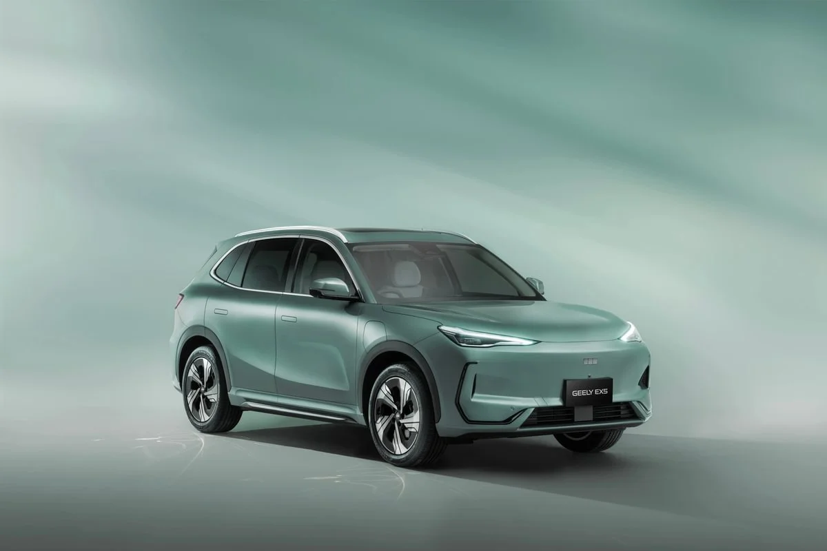 Geely EX5 Max Jade Green  Front 3qtr - Medium.jpg