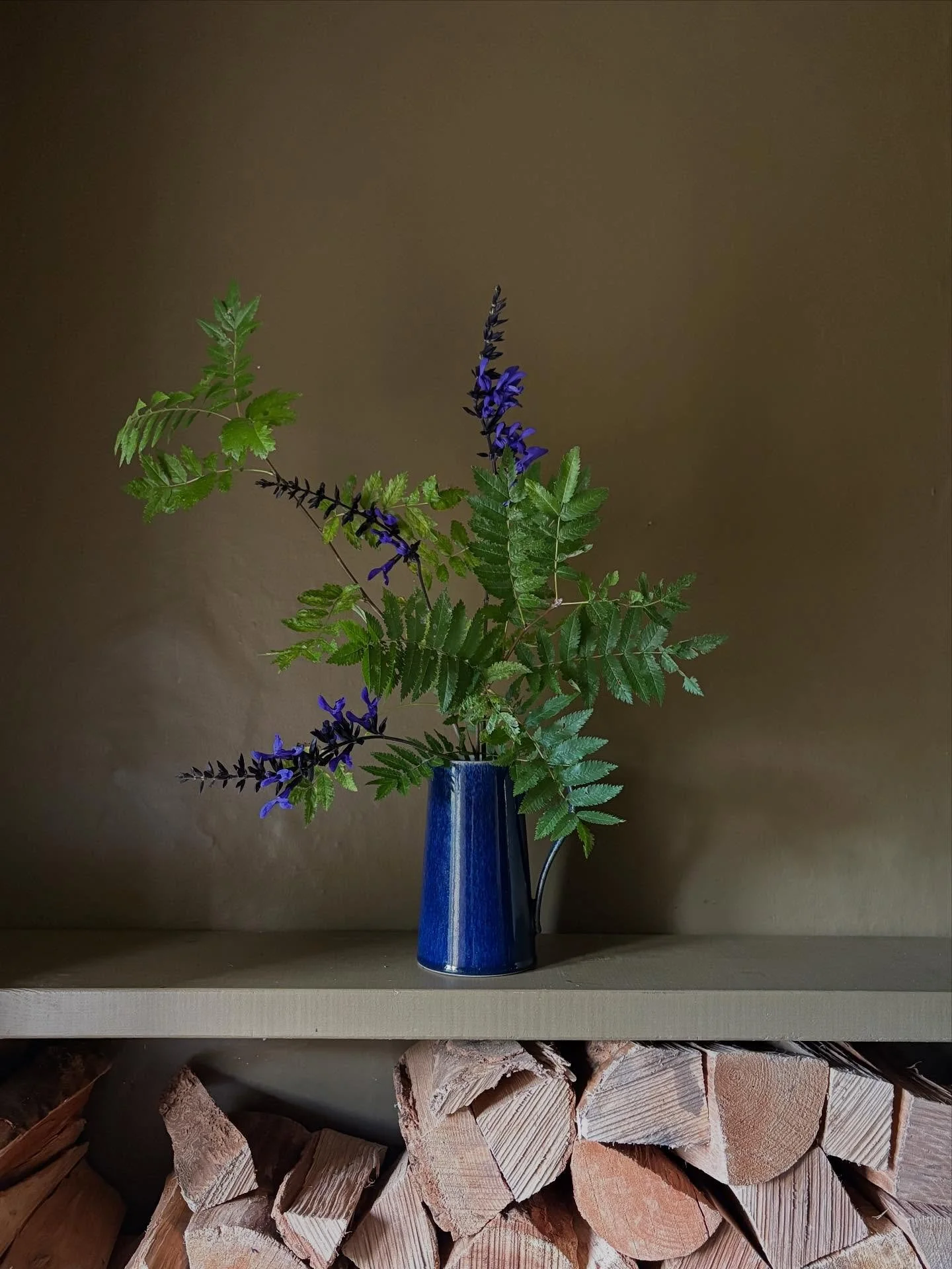 This weeks ikebana - an upright nageire 🇯🇵 I didn&rsquo;t enjoy this week! I used the crossbar method (picture 3) very challenging in itself - I missed my kenzan, particularly because when you go with this crossbar method you are relying on the wei