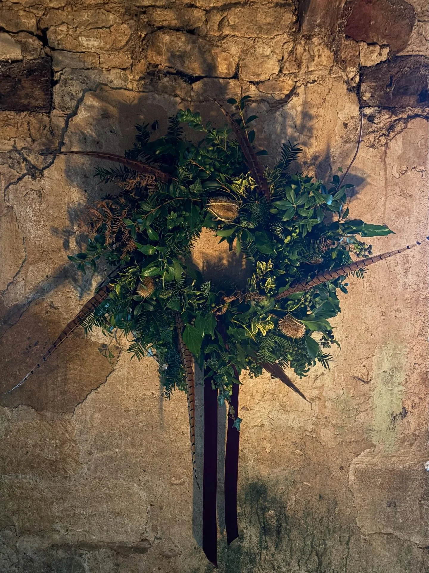 A wreath for Ploughman&rsquo;s cottage in Temple Guiting, made entirely of the Cotswolds 🌲🪾💫 Christmas wreaths for me are a bit of a love letter to this beautiful place I get to call home and so when my brief is to make something completely local,