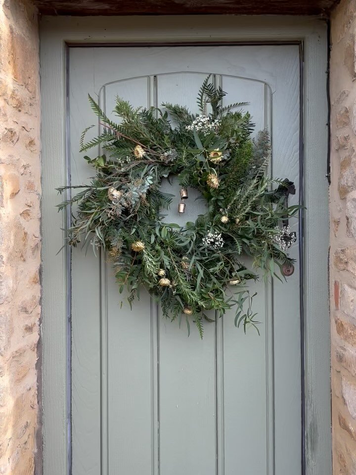 A Christmas wreath made with Cotswold moss, golden bells and strawflowers and a little dusting of snow, for @honeydrop_properties ⭐️🌲💫 (and a photo of my giant sarcococca!)
.
.
Wreath &bull; strawflowers &bull; gold &bull; golden bells &bull; Cotsw
