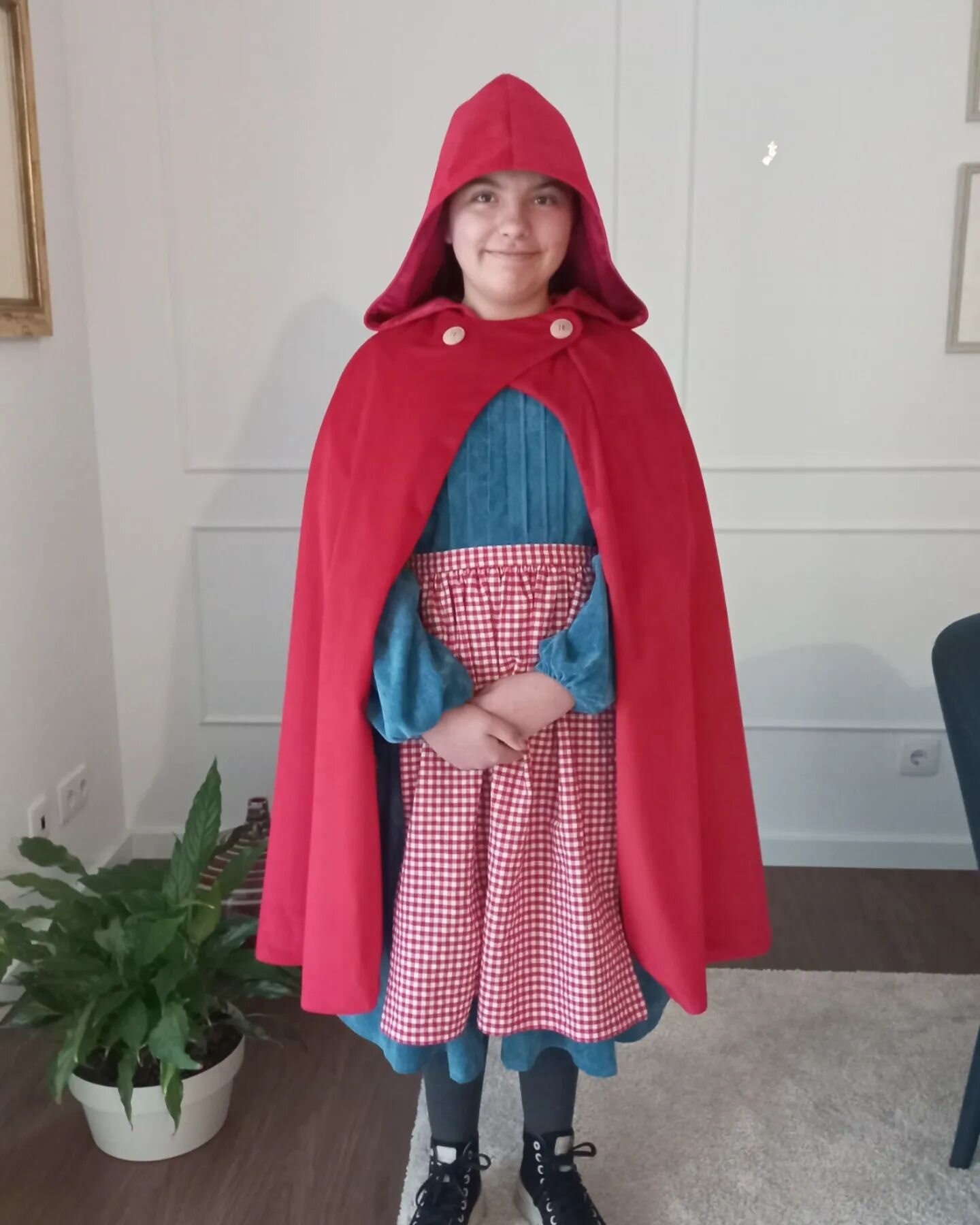 My little red riding hood ready for Carnaval.
Cape pattern: #TTOverlandCloak by @twigandtale, sewn in red velvet with a satin lining.
Apron: self drafted
Dress: Giverny dress by @itchtostitch 
.
.
.
A minha Capuchinho Vermelho est&aacute; pronta para