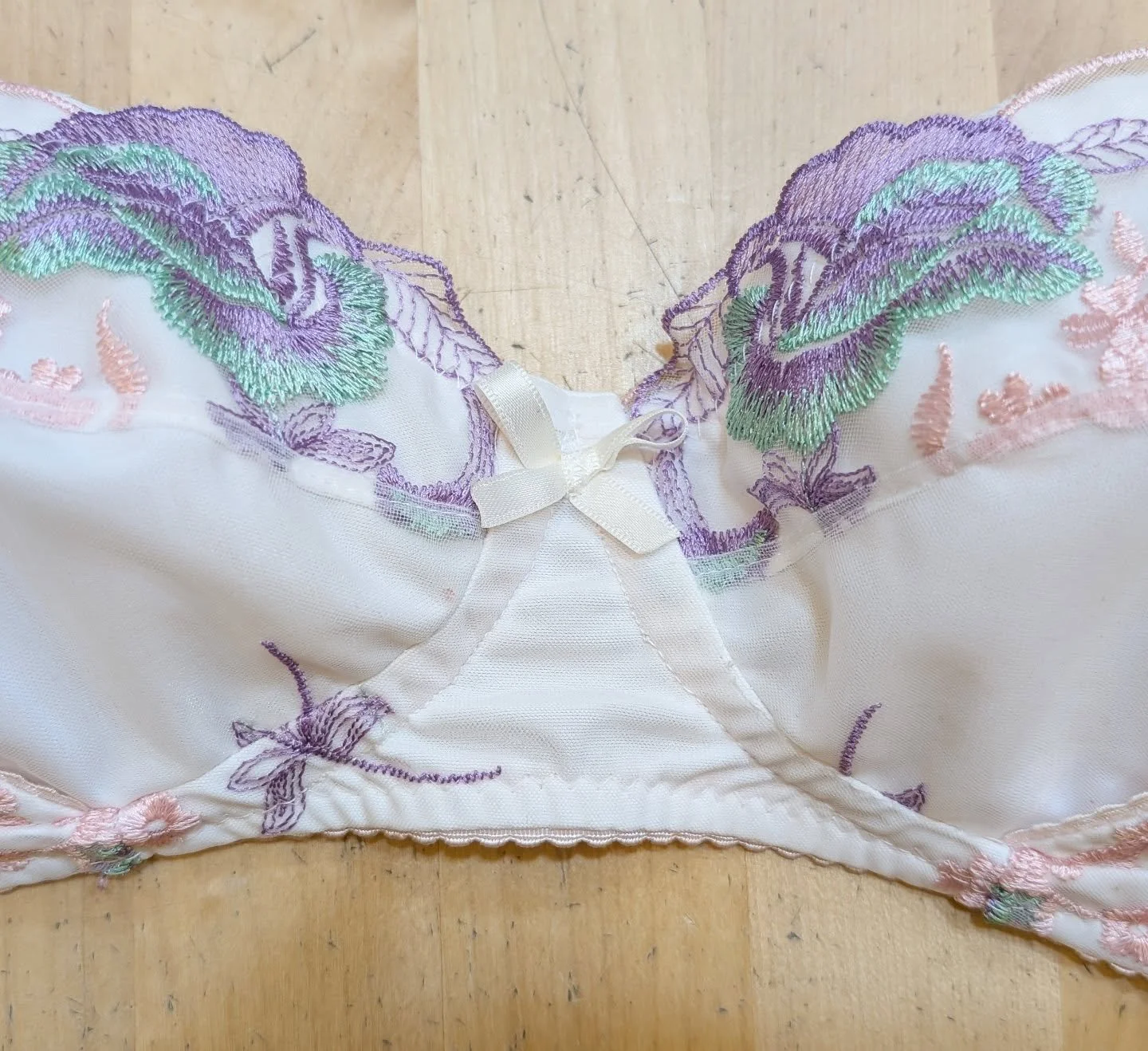 Um dos soutiens absolutamente lindos feitos pelas alunas no workshop de soutien.

Venha aprender a fazer um tamb&eacute;m em novembro, na @thecraftcompany_cascais .

🗓️1 e 8 de novembro das 15:00 &agrave;s 19:00
🪡 Local: @thecraftcompany_cascais 
?