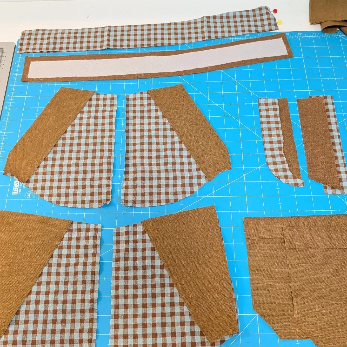 One more #SBSChloeCargoPants pattern cut and ready to sew. These will be shorts.
The main fabric is linen, and the pocketing fabric is vichy seersucker, both from @ilovekutchi.
.
.
A fazer uns cal&ccedil;&otilde;es de ver&atilde;o com o molde das #SB