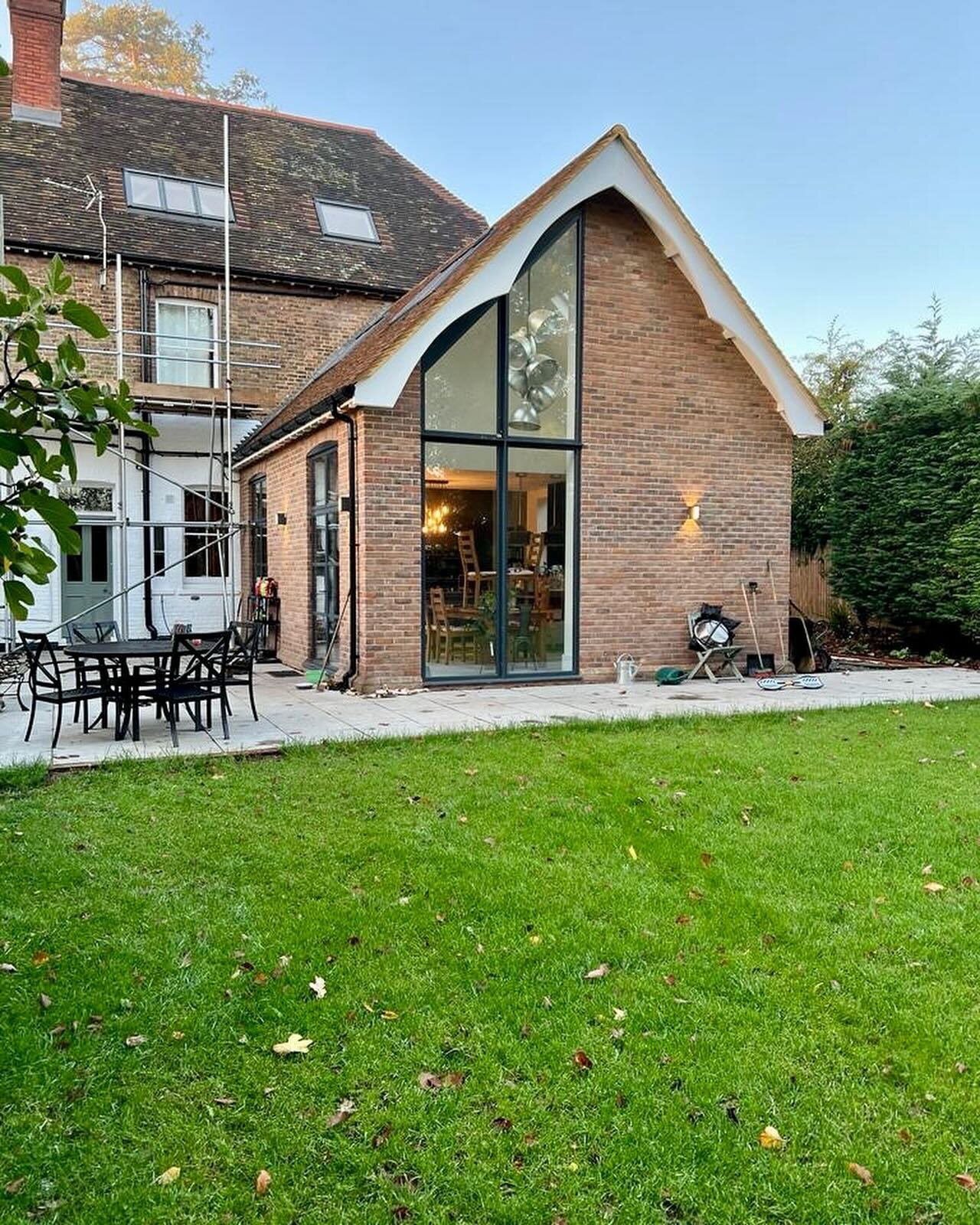 🏡 An extension to a beautiful family home in Sussex that we previously completed. 

#extension #brickwork #carpentry #brickworkfabrication #groundworks  #happyclient #harritybuilding #construction #contractor #sussexbuilders #eastsussexbuilder #sout