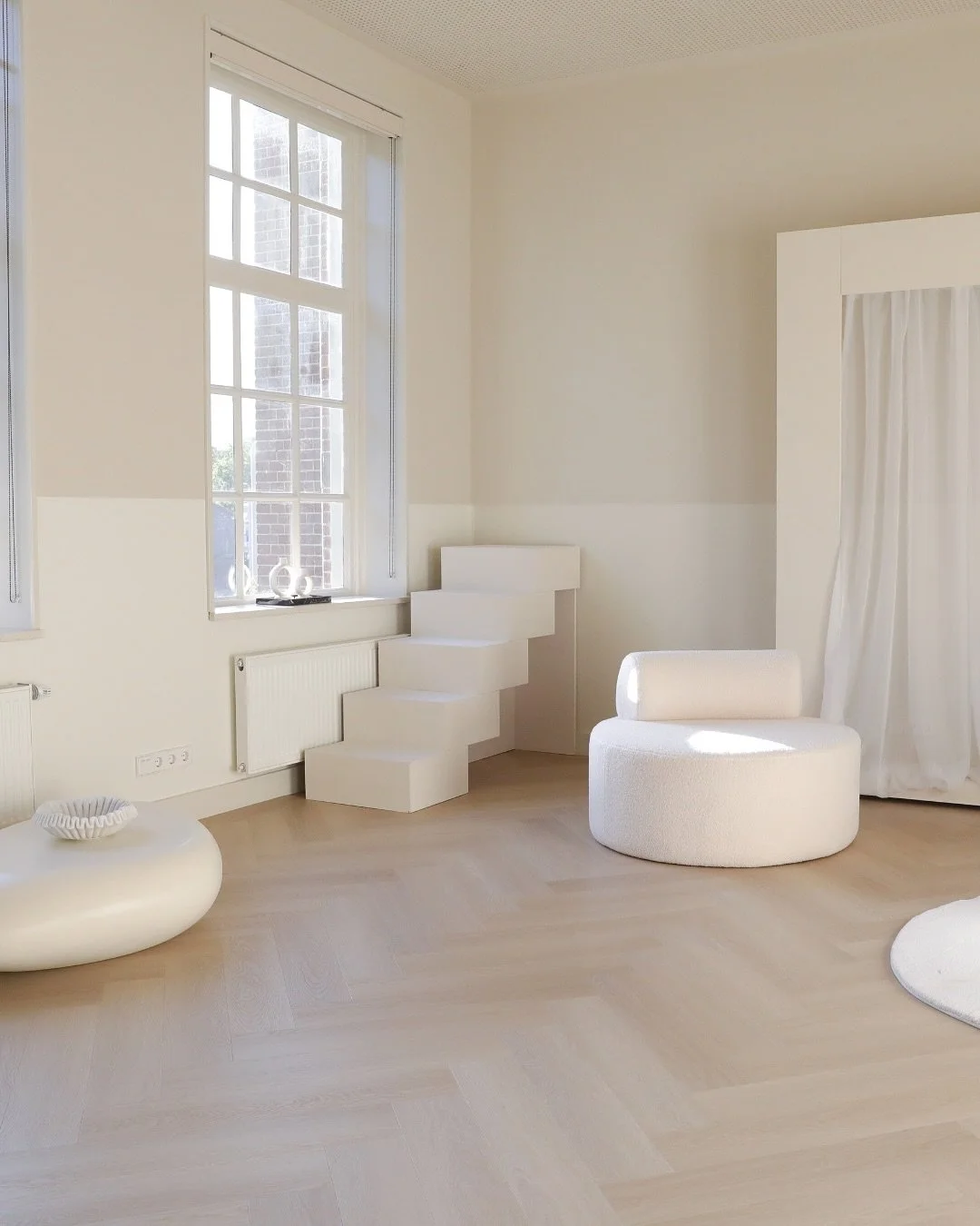 A Scandinavian Daylight Studio in Ede
Veel daglicht door de hoge ramen
Een hoog plafond en veel ruimte – perfect om afstand te nemen en te spelen met perspectief.
Unieke, aesthetic meubels die elke shoot een eigen sfeer geven ✨
Newport The S