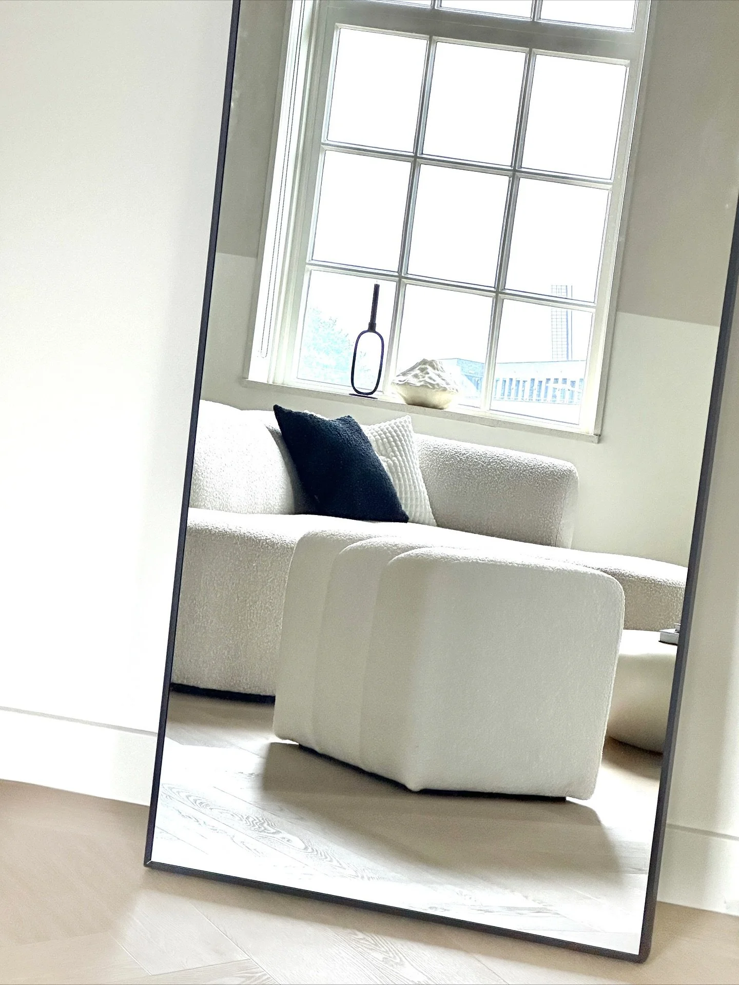 Onze daglicht studio is volledig ingericht in een Scandinavische, minimalistische stijl – met zachte tinten, natuurlijke materialen en aesthetic meubels die elk beeld tot leven brengen.
Van meubels tot props en accessoires — alles is aan