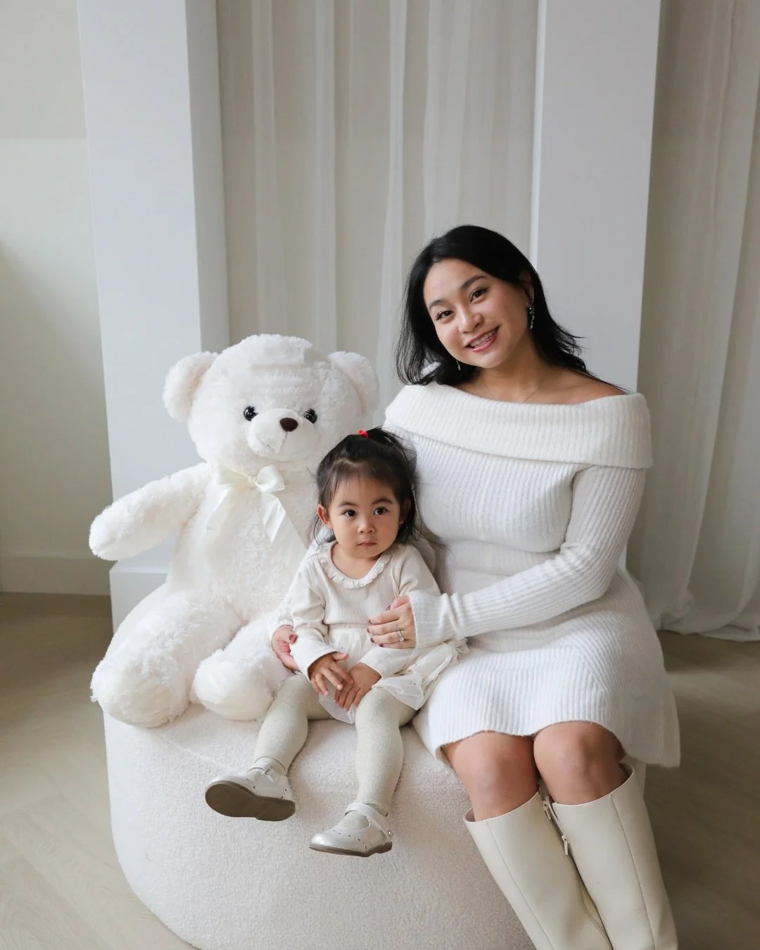 Xmas Mini Shoot Recap✨

Zo leuk, afgelopen weekend waren de eerste mini Christmas photoshoots!
Zaterdag kwam Maya samen met haar dochtertje Vera naar de studio voor een Christmas Mini Fotoshoot 🎄
Wil jij ook zulke mooie warme herinneringen vastlegge