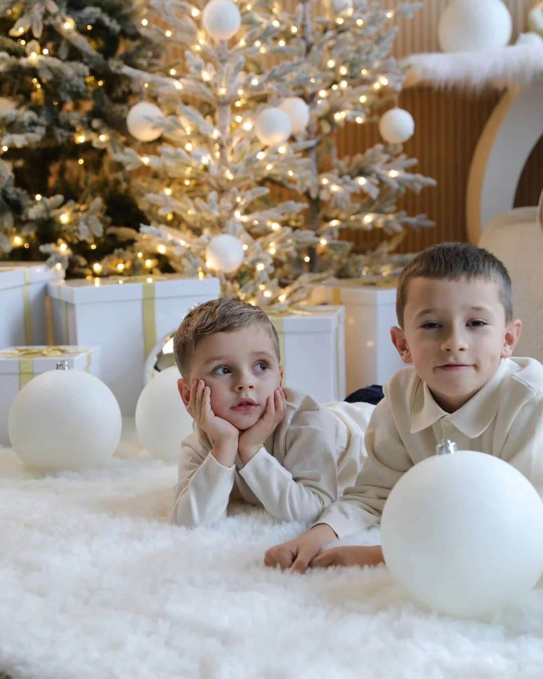 Laatste kans voor een Christmas Mini Shoot in 2025!✨
 Wil jij deze feestmaand nog prachtige, warme herinneringen vastleggen? Dit is d&eacute; laatste week om een kerst fotoshoot in te plannen &mdash; er zijn nog maar een paar plekjes beschikbaar in d