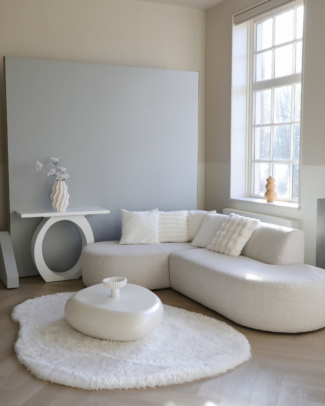 ✨ Nieuw in de studio: verrijdbaar wandpaneel 

Op de foto&rsquo;s zie je onze nieuwe wand met twee looks in &eacute;&eacute;n:
🤍 1 kant met een aftimmering van eikenhouten panelen
🤍 En de andere kant geschilderd in de kleur: zachtgrijs

Perfect als