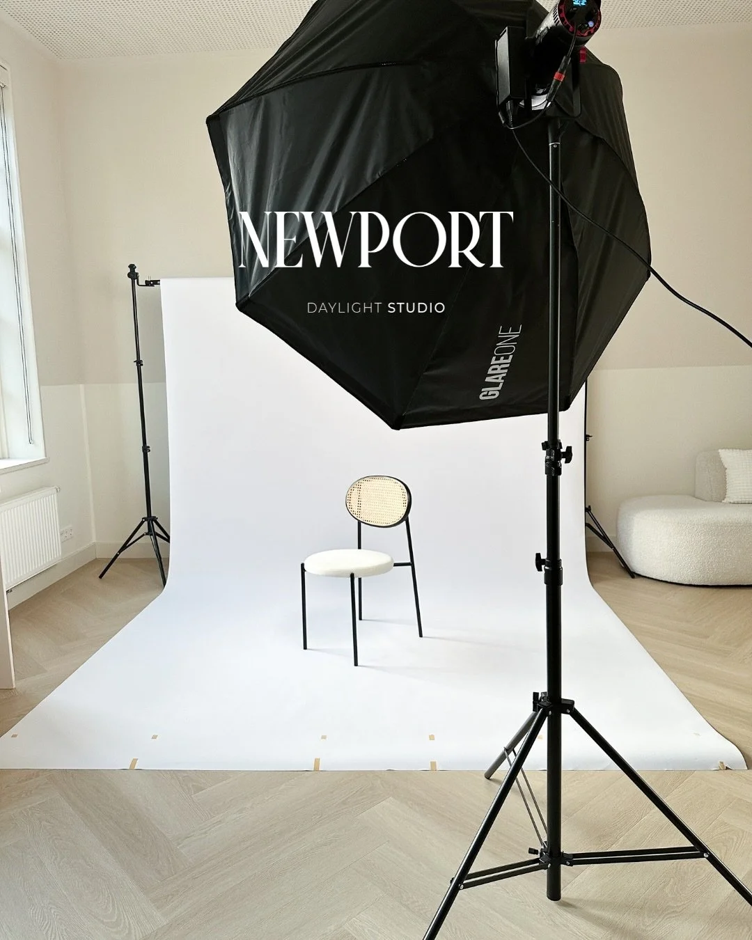 A daylight studio for creatives 📸

In onze daglicht fotostudio heb je de vrijheid om verschillende settings te cre&euml;ren met onze decors, props, aesthetic meubels en zorgvuldig gekozen accessoires. Alles is aanwezig om jouw unieke fotoshoot te re