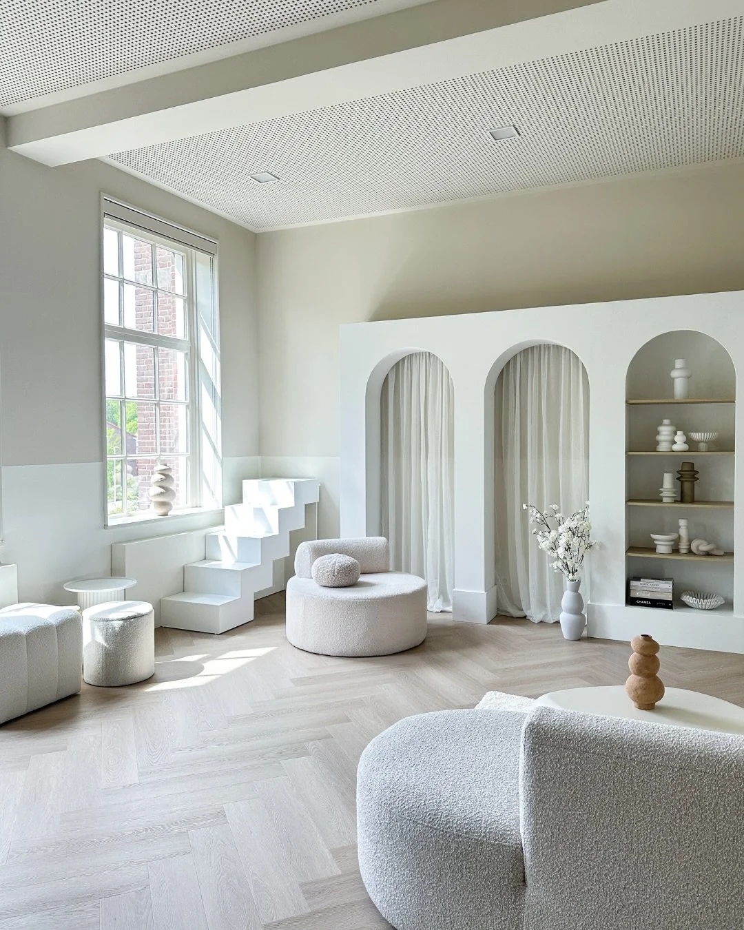 ✨ Op zoek naar een daglicht studio voor jouw shoot?

Onze studio is gevuld met mooi daglicht dankzij de grote ramen en het hoge plafond. D&eacute; perfecte basis voor jouw volgende shoot.

De ruimte is ingericht met aesthetic meubels, accessoires en 