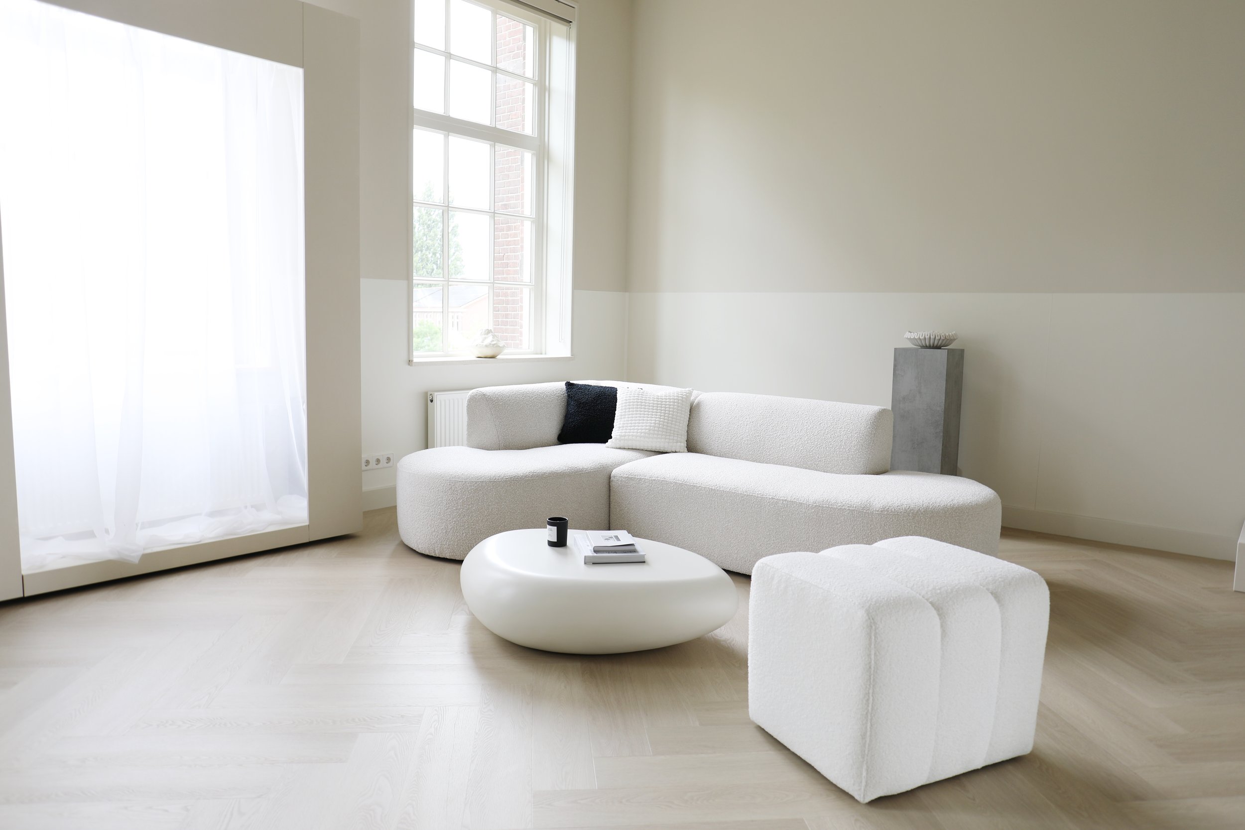 Minimalistische, ingerichte daglicht fotostudio in Gelderland