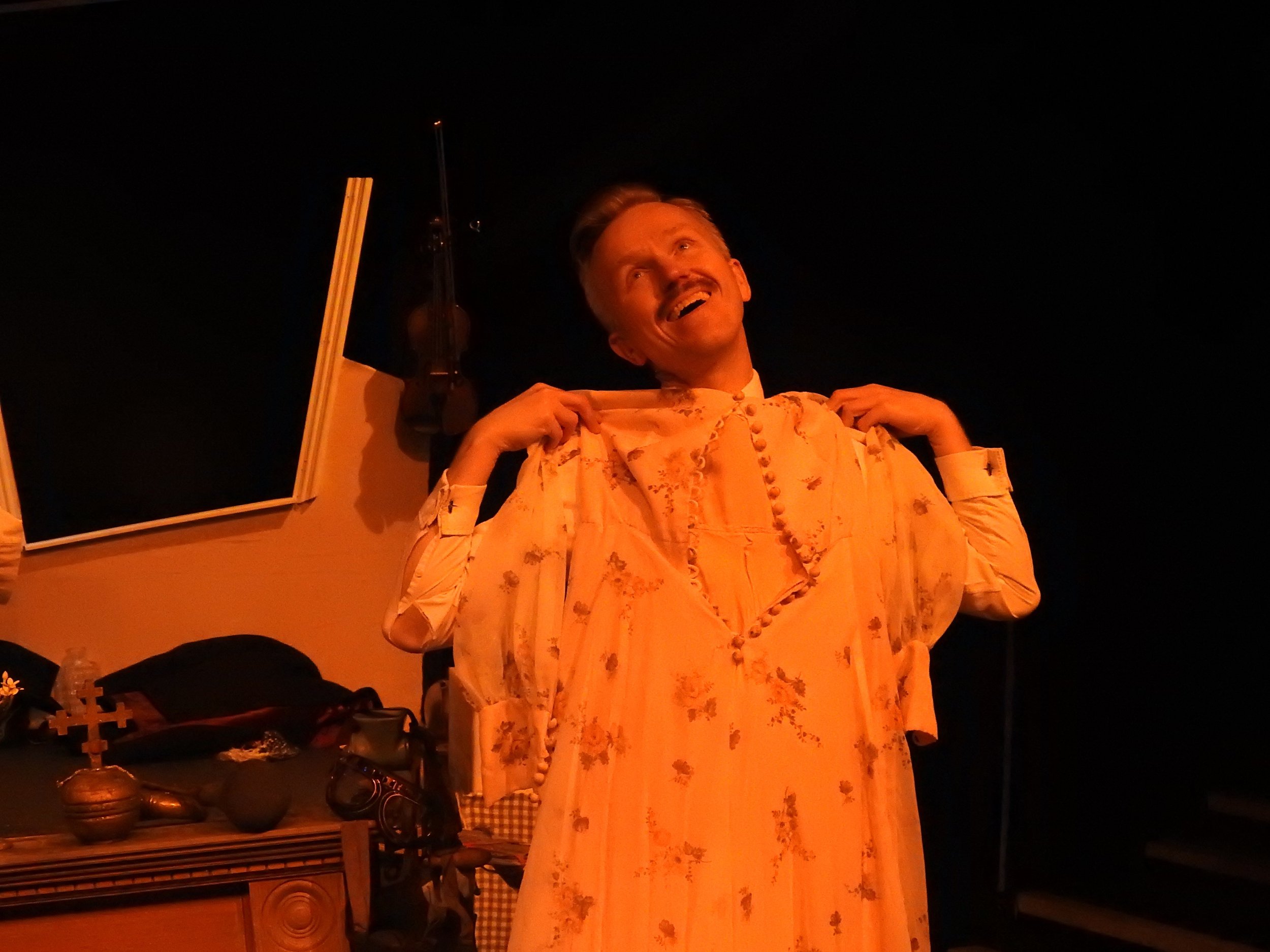 FUN LONDON AMATEUR DRAMATICS00126.jpg