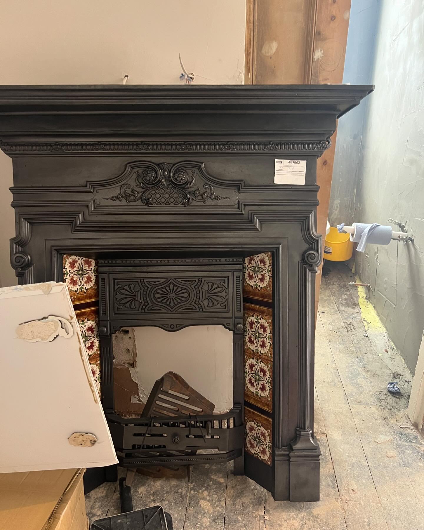 Another fireplace going back in where it belongs. Work on our #baronscourt project in full swing 👌 
.
.
.
#fireplace #restoration #periodproperty #sitevisit #periodrestoration #queensclubmansions #colourfulhome #eclectichome #colourlover #westlondon