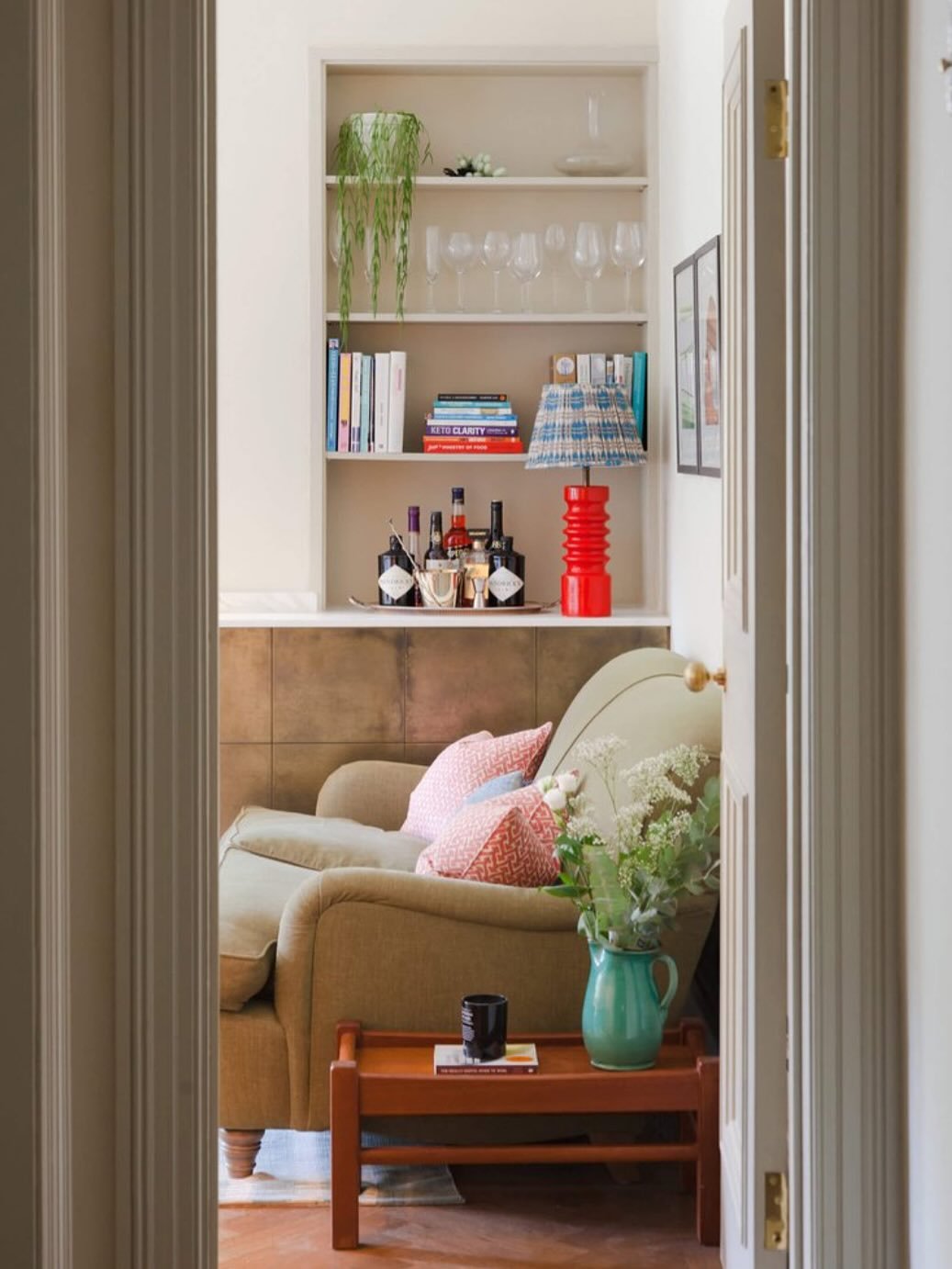 We always consider the view as you enter a room. Sets the tone. Here are a few from our #bedfordpark garden flat 

📷 @megantaylorphoto 
.
.
.
#makinganentrance #doorwayview #settingthetone #chiswickhomes