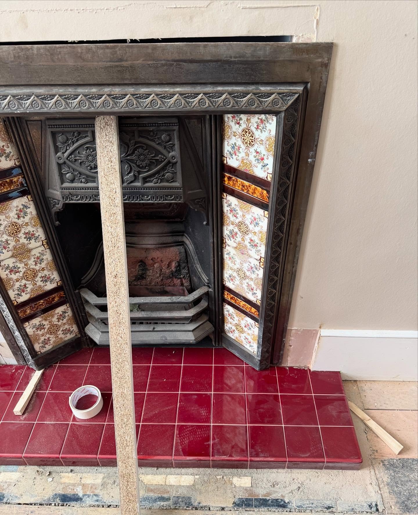 Restoring another fireplace in the main bedroom of our #chiswickhighroad project. This one was destined for the skip but salvaged just in time - have added a tiled hearth and only waiting for the newly stripped and painted surround to be installed👌@