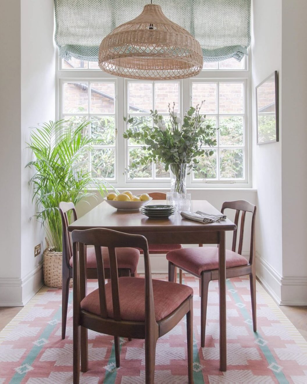 Mid century vibes in the dining area of our #bedfordpark garden flat project 

📷 @megantaylorphoto 
.
.
.
#diningroom #midcentury #midcenturydining #easydining #colourlover #vintage #chiswickhomes