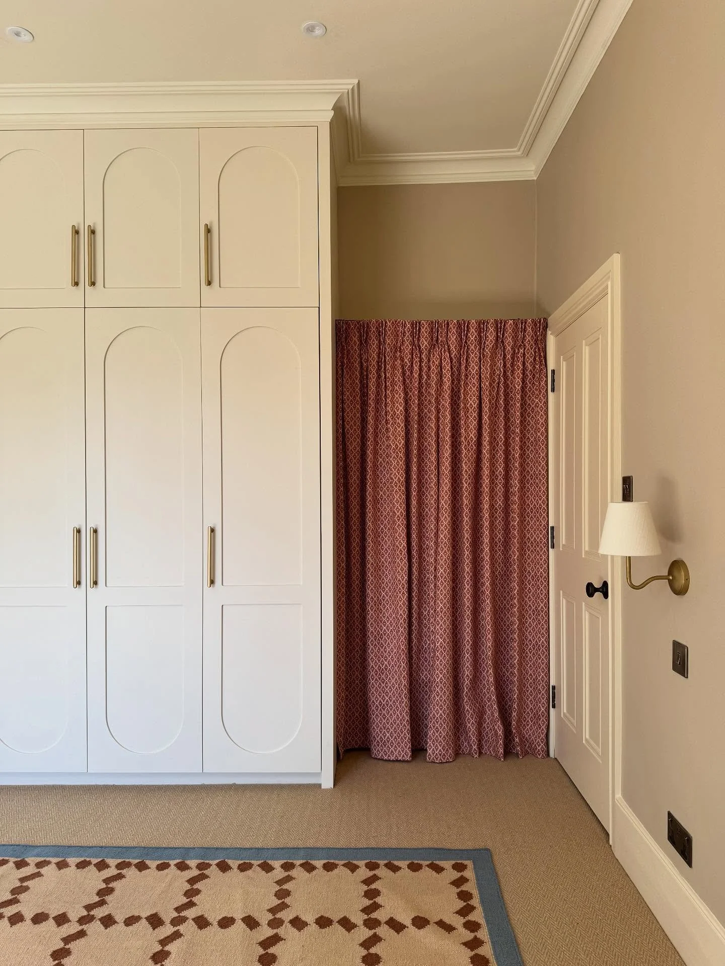 Update from a few posts back - bedroom now showing shelf curtain, carpet and handles in place in our #chiswickhighroad project 🙌 And some other window pics from the install - some lovely work @kls.interiors 👌&hearts;️ 
.
.
.
#windowtreatments #blin