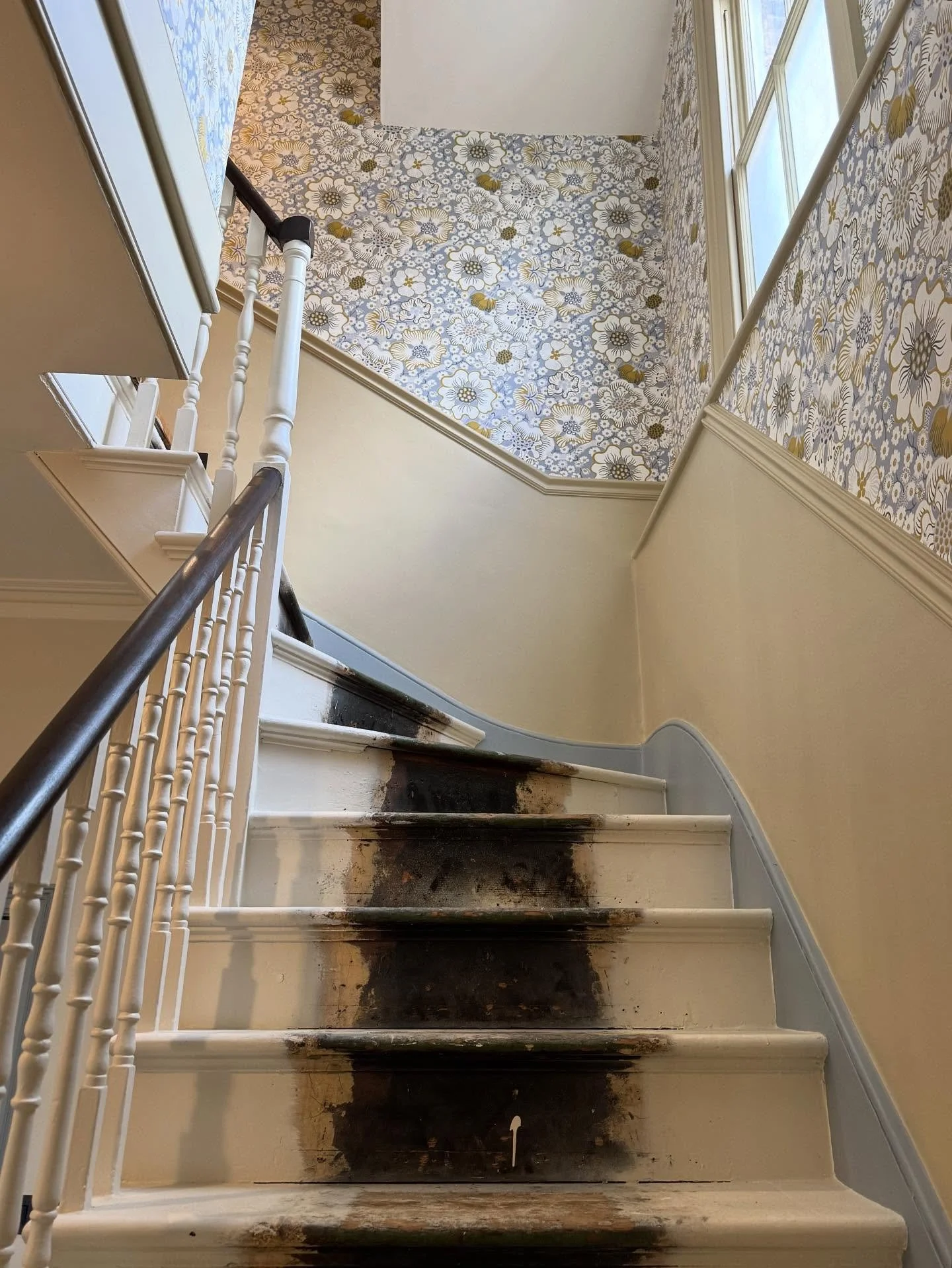 Stair runner to come, but loving this progress shot from our #richmond project 🌺 Some top decoration too from the lovely team at @decor8london1 🙏👌
.
.
.
#patterneverywhere #colourlover #stairwell #wallpaper #svenksttenn #richmondproject #richmondi