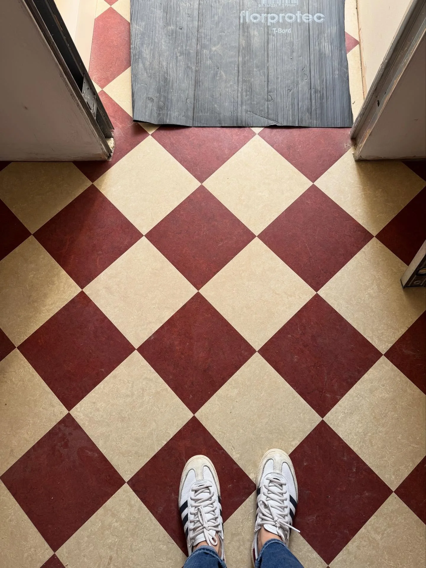 Kitchen floor in our #dulwich project now in situ - can&rsquo;t wait to see this one unfold 
.
.
.
#kitchenextension #kitchenfloor #chequerboard #kitcheninspo #colourlover #colourfulkitchen #dulwichhomes #dulwichinteriors #chiswickinteriors #chiswick
