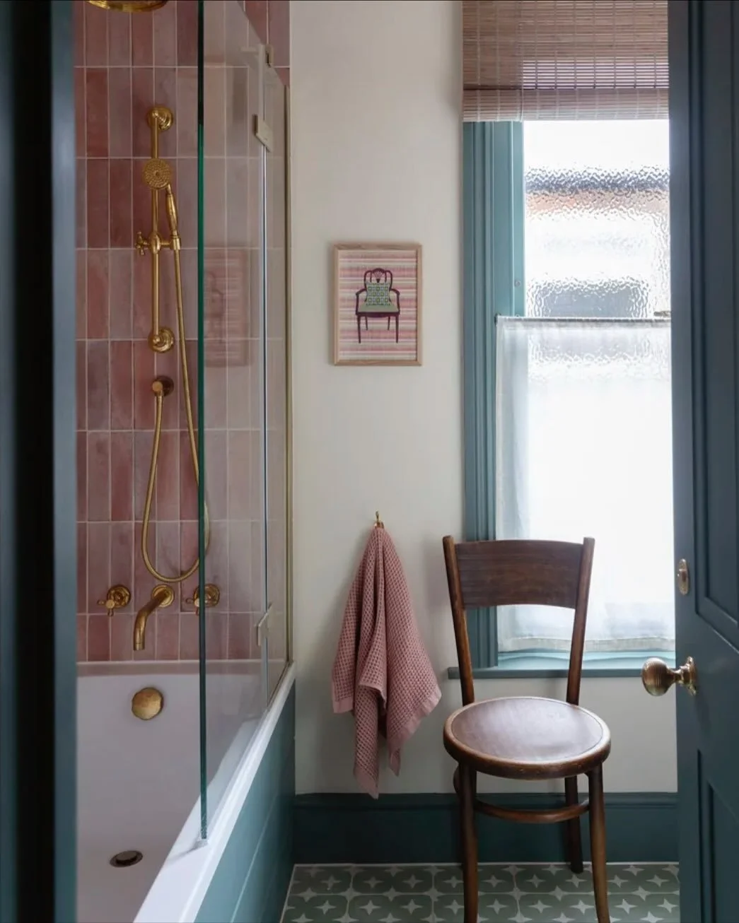 When it comes to windows in close knit terraced homes, there&rsquo;s a balance to be had between letting as much light in as possible and maintaining privacy (not to mention hiding unsightly views from outside). We often install sheer privacy panels 