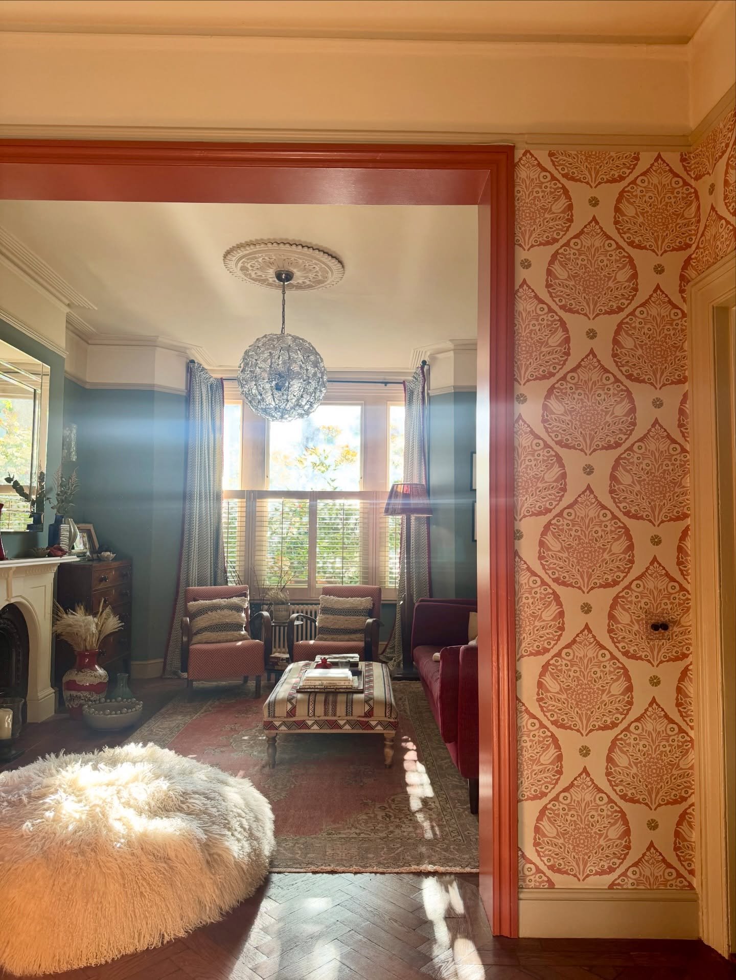 Loving this early morning light, from the living room into the office&hellip;

#chiswickinteriors #homeoffice #colourfulinteriors #londoninteriordesigner #homeinteriordesign