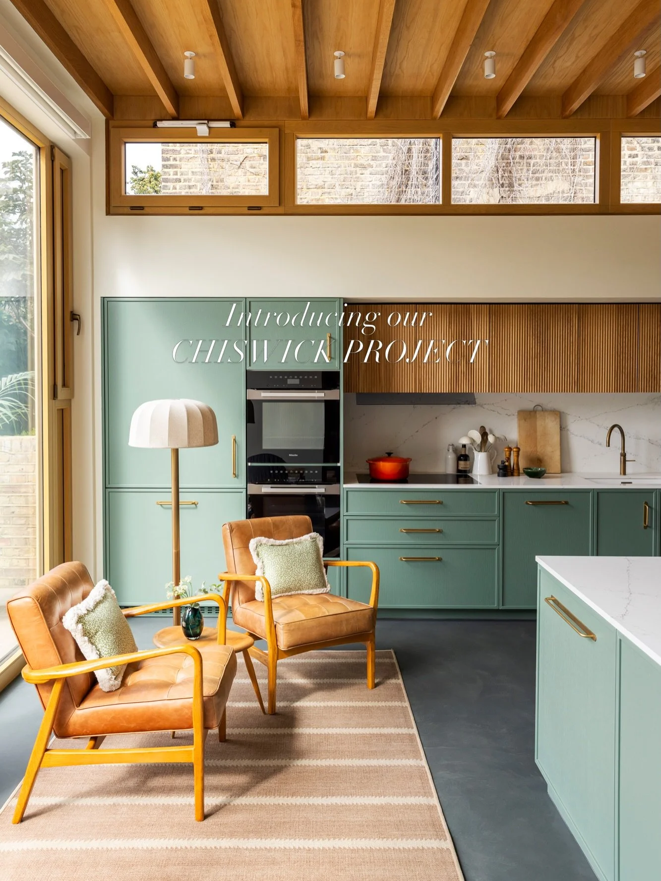 Introducing our latest Chiswick project &hearts;️

A complete renovation of this Edwardian townhouse in the heart of Chiswick, where we worked alongside @atelier_west and @sdi_contractors to transform this family home from top to bottom.

At the hear