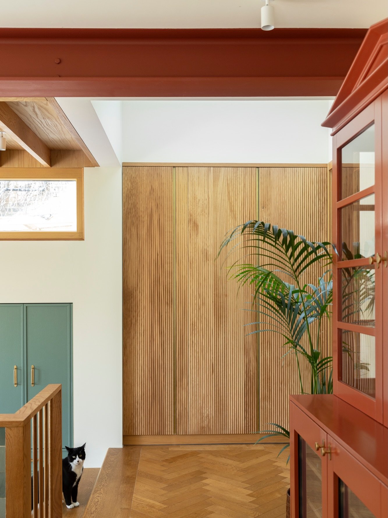 Someone approves&hellip; 🐈&zwj;⬛

Reeded oak, parquet, soft greens and warm terracottas in our Chiswick project.

📷 @megantaylorphoto
☘️ Mansard @coatpaints
🍂 Picture Gallery Red @farrowandball
✨ See full project via link in bio

#chiswickinterior
