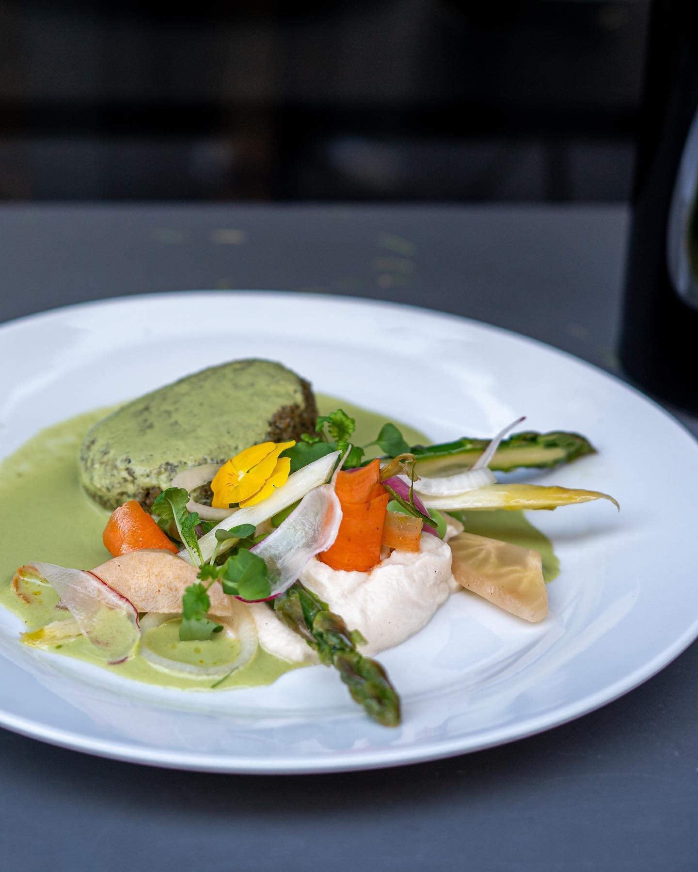 🌱💫 "Galet pour sa forme", sauce verte, petits l&eacute;gumes 
Un d&eacute;licieux plat riches en prot&eacute;ines v&eacute;g&eacute;tales 💪🏻 

Notre menu change avec les saisons, la carte d&rsquo;&eacute;t&eacute; arrive bient&ocirc;t, 