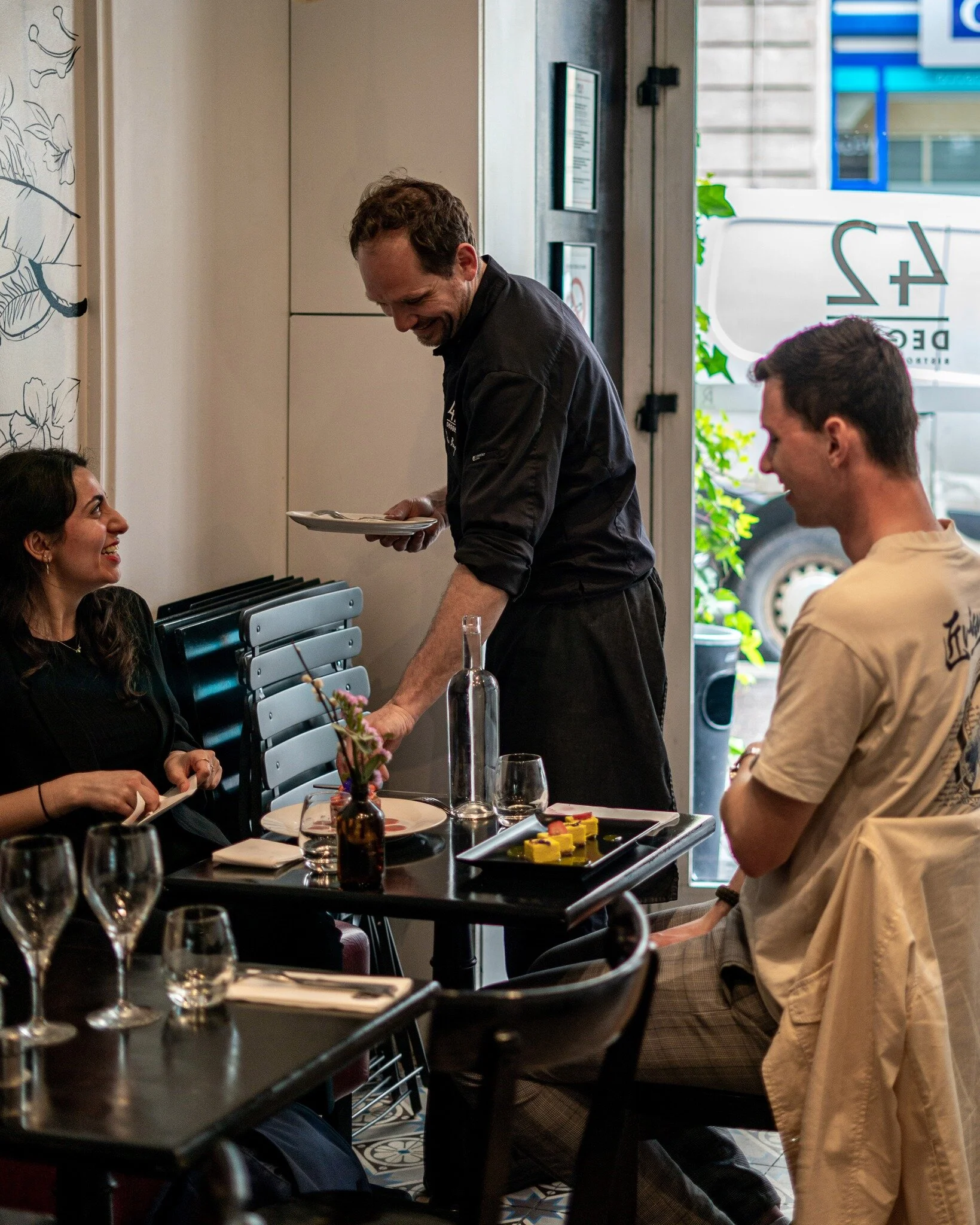 Il y a toujours une place pour le dessert 😋
Nos douceurs &eacute;voluent au fil des saisons, et bient&ocirc;t notre menu printanier c&eacute;dera sa place &agrave; des cr&eacute;ations estivales.
Profitez-en pour d&eacute;guster ces d&eacute;lices a