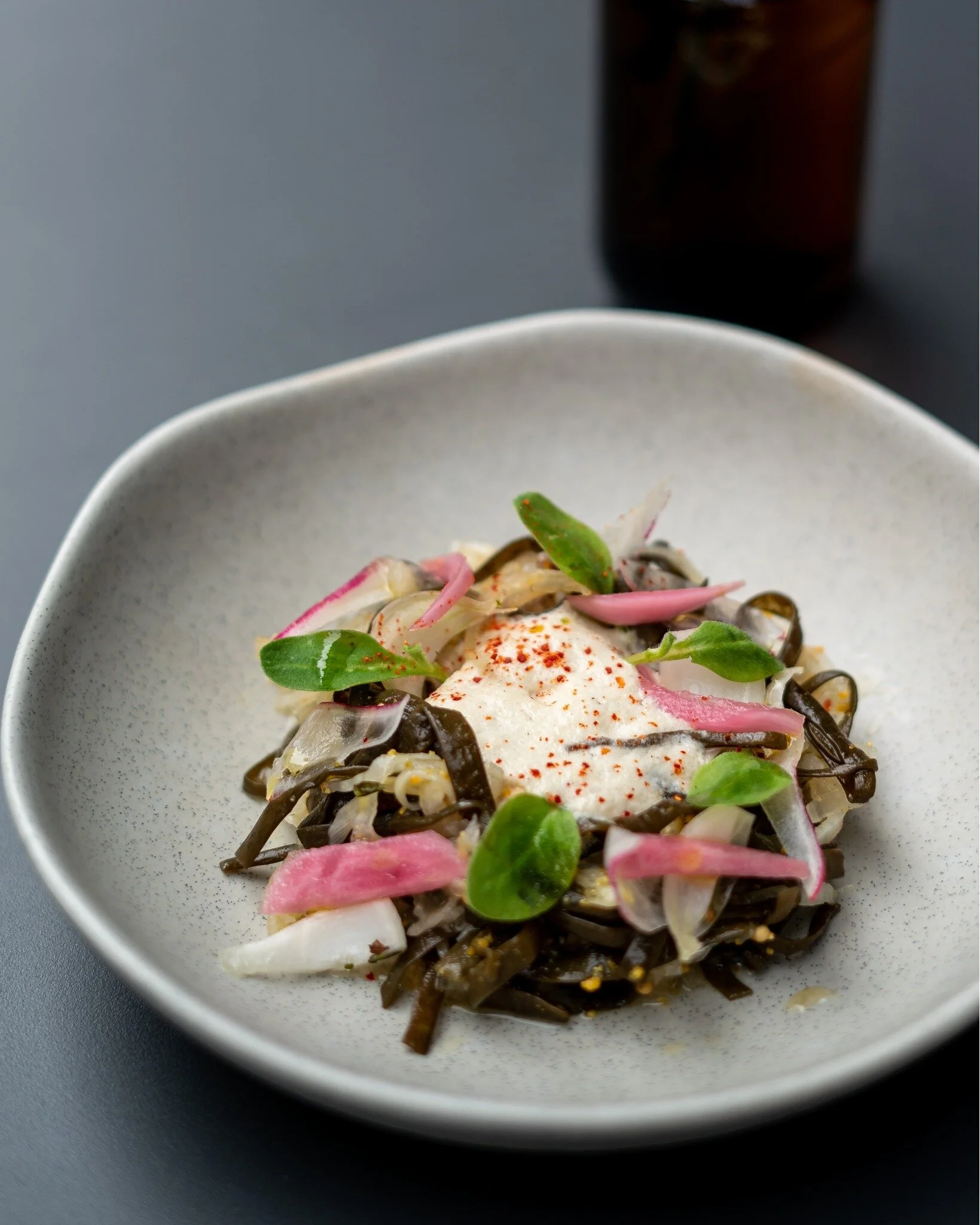 🌊 Haricot de la mer, pickles, radis noir, &eacute;mulsion au raifort ! 🌱

Laissez-vous s&eacute;duire par la d&eacute;licatesse de notre composition v&eacute;g&eacute;tale inspir&eacute;e des fonds marins. Les haricots de la mer apportent une textu