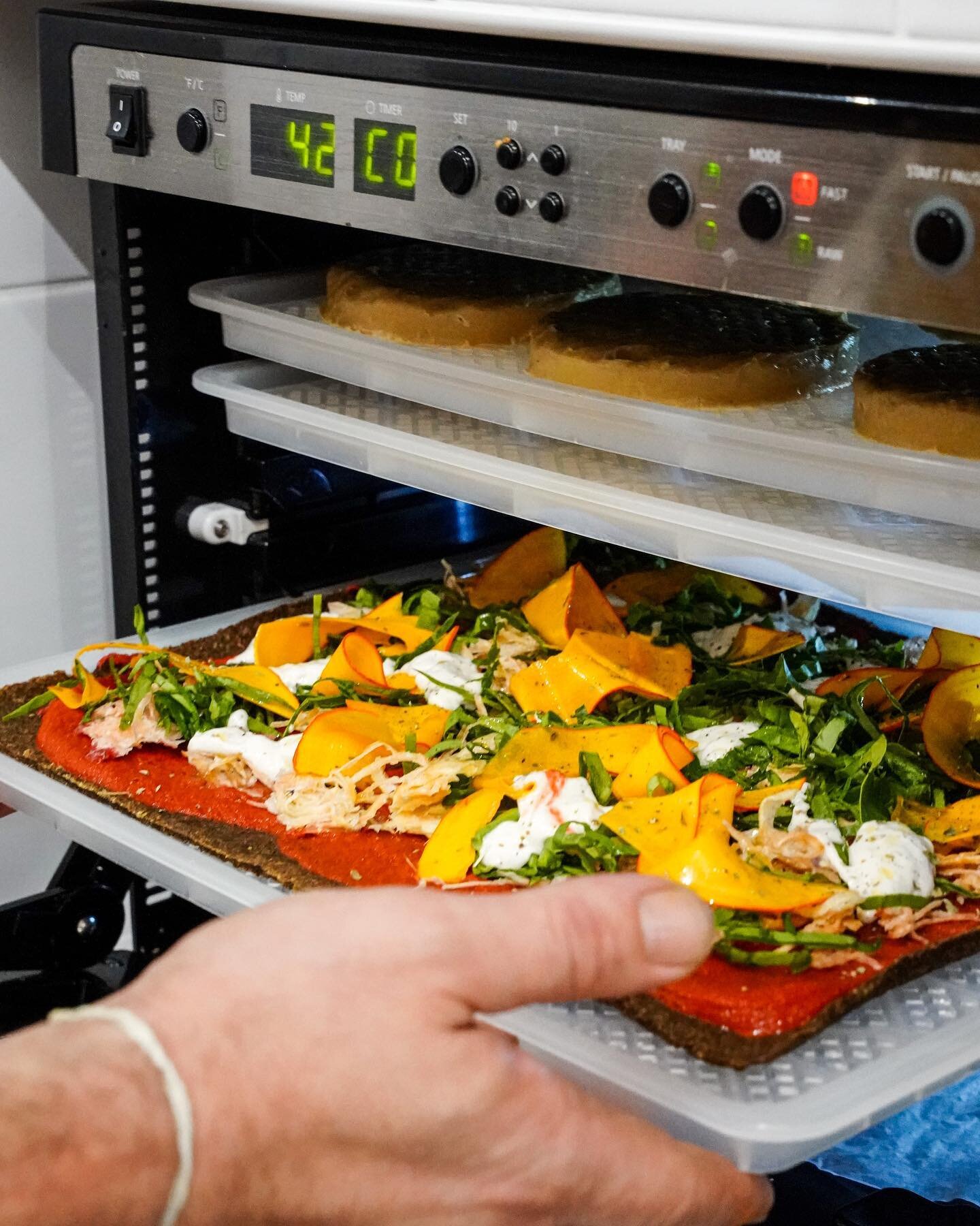 🍕 Raw vegan pizza , pr&eacute;par&eacute;e avec soin et d&eacute;shydrat&eacute;e &agrave; la perfection ! 🌱

Chaque dimanche, lors de notre brunch, vous pouvez vous r&eacute;galer avec notre s&eacute;lection de plats sal&eacute;s et sucr&eacute;s 