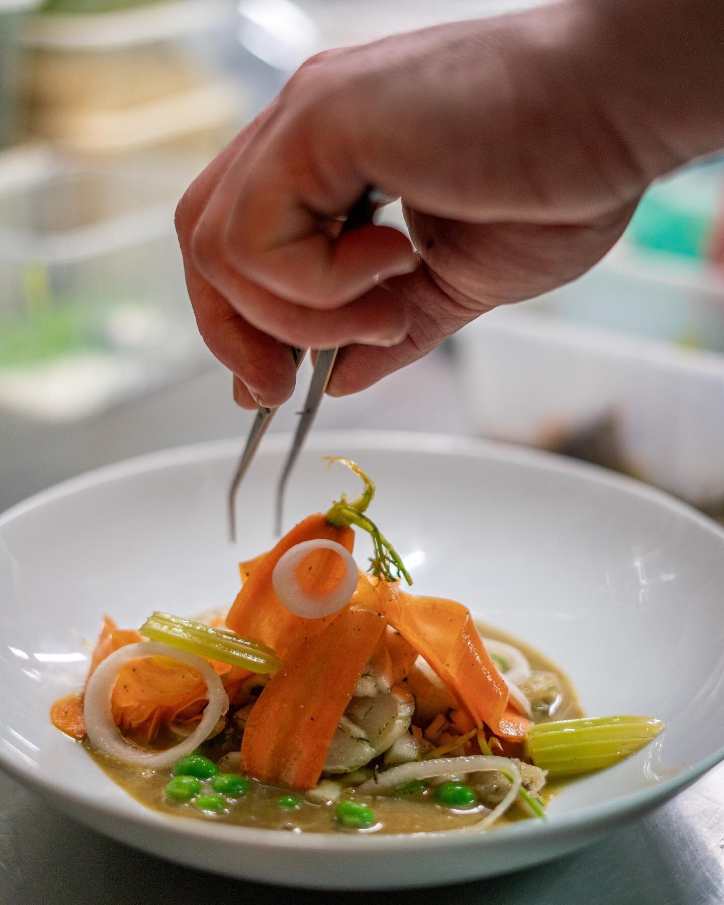 Savourez les d&eacute;lices de saison avec notre d&eacute;licieux "Navarin de l&eacute;gumes primeur d'Ile de France". Un plat r&eacute;confortant qui met en valeur les saveurs fra&icirc;ches et les ingr&eacute;dients locaux. 
Mais d&eacute
